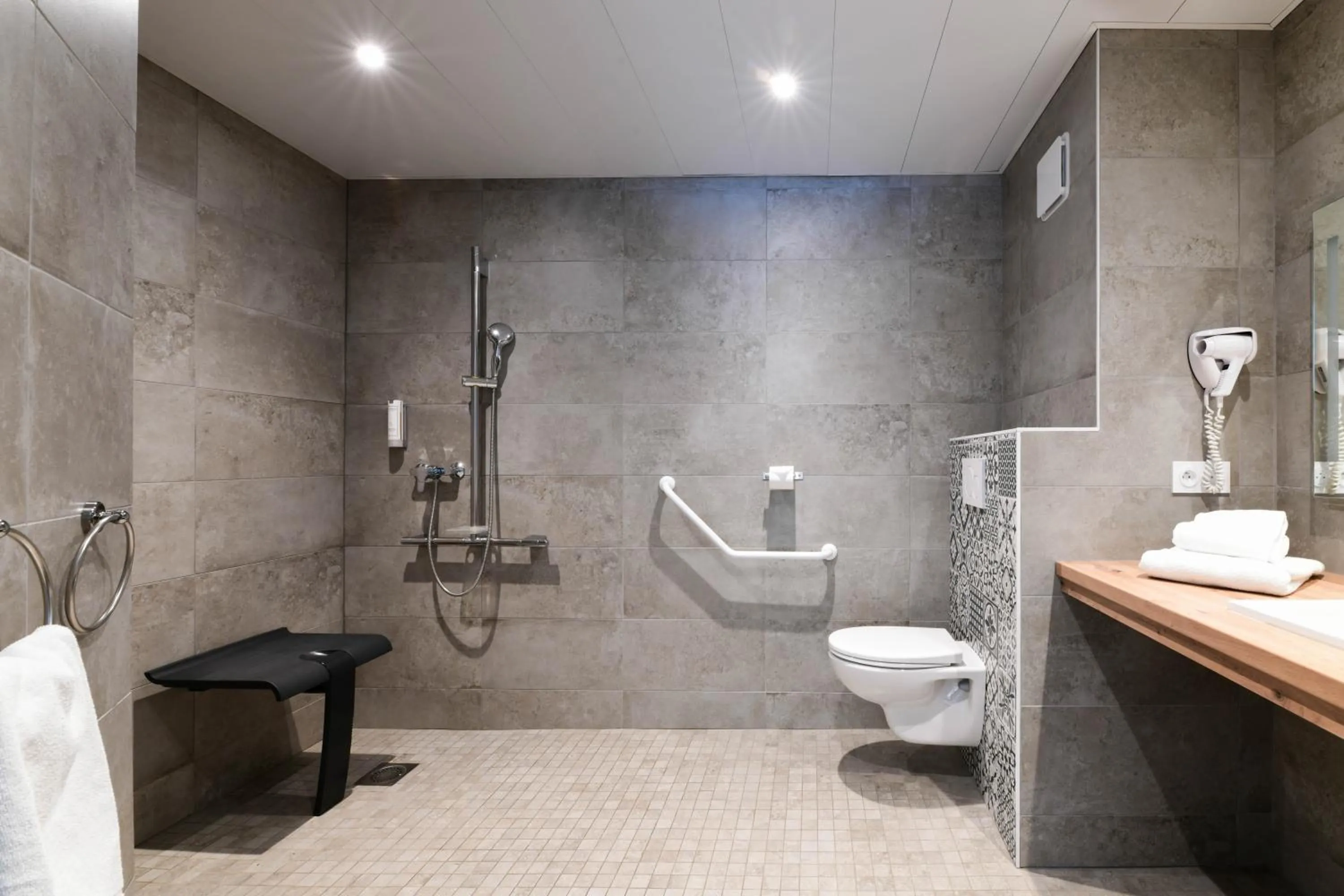 Shower in Hotel Logis Lacotel