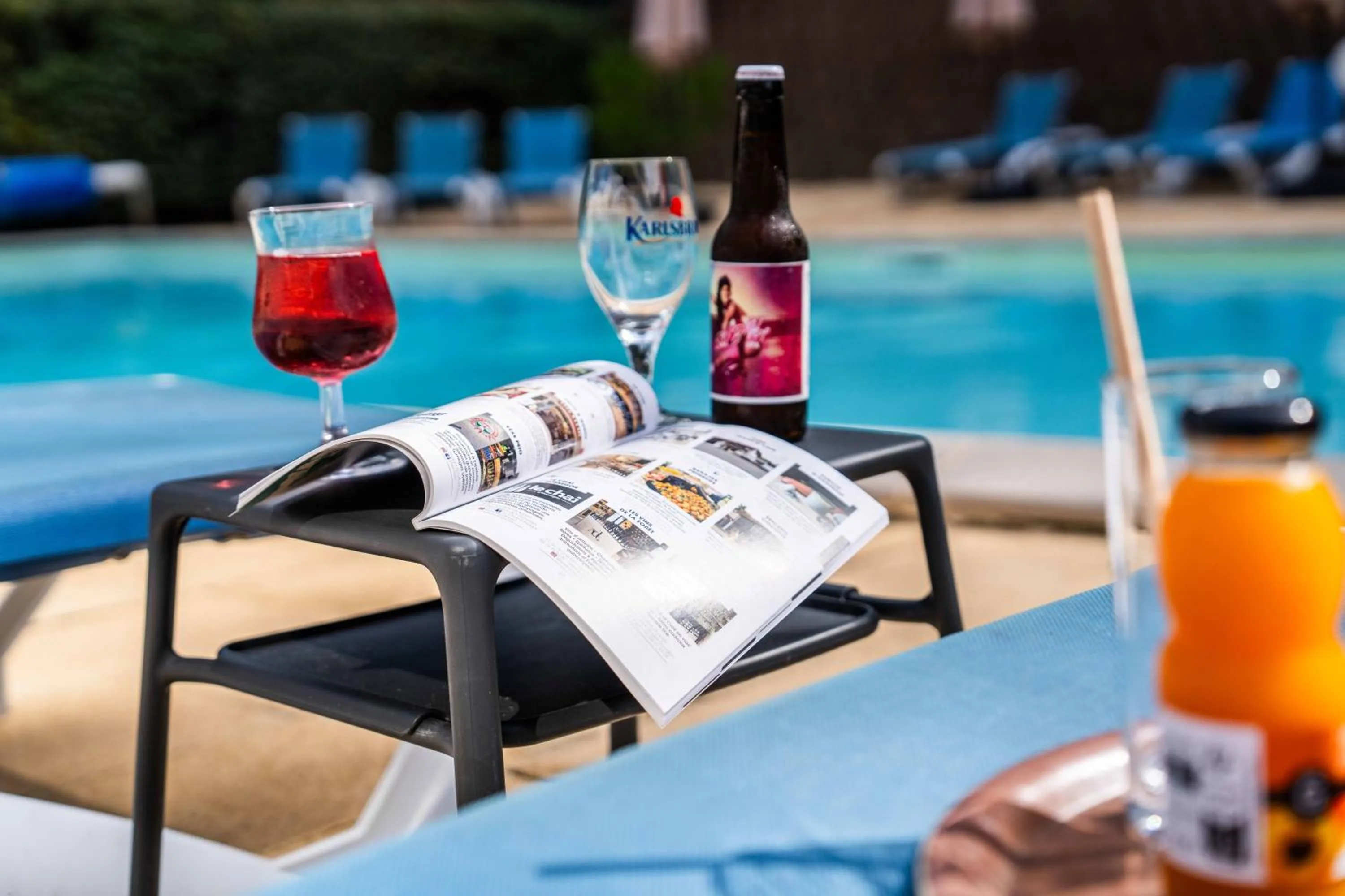 Swimming pool in Hotel Logis Lacotel