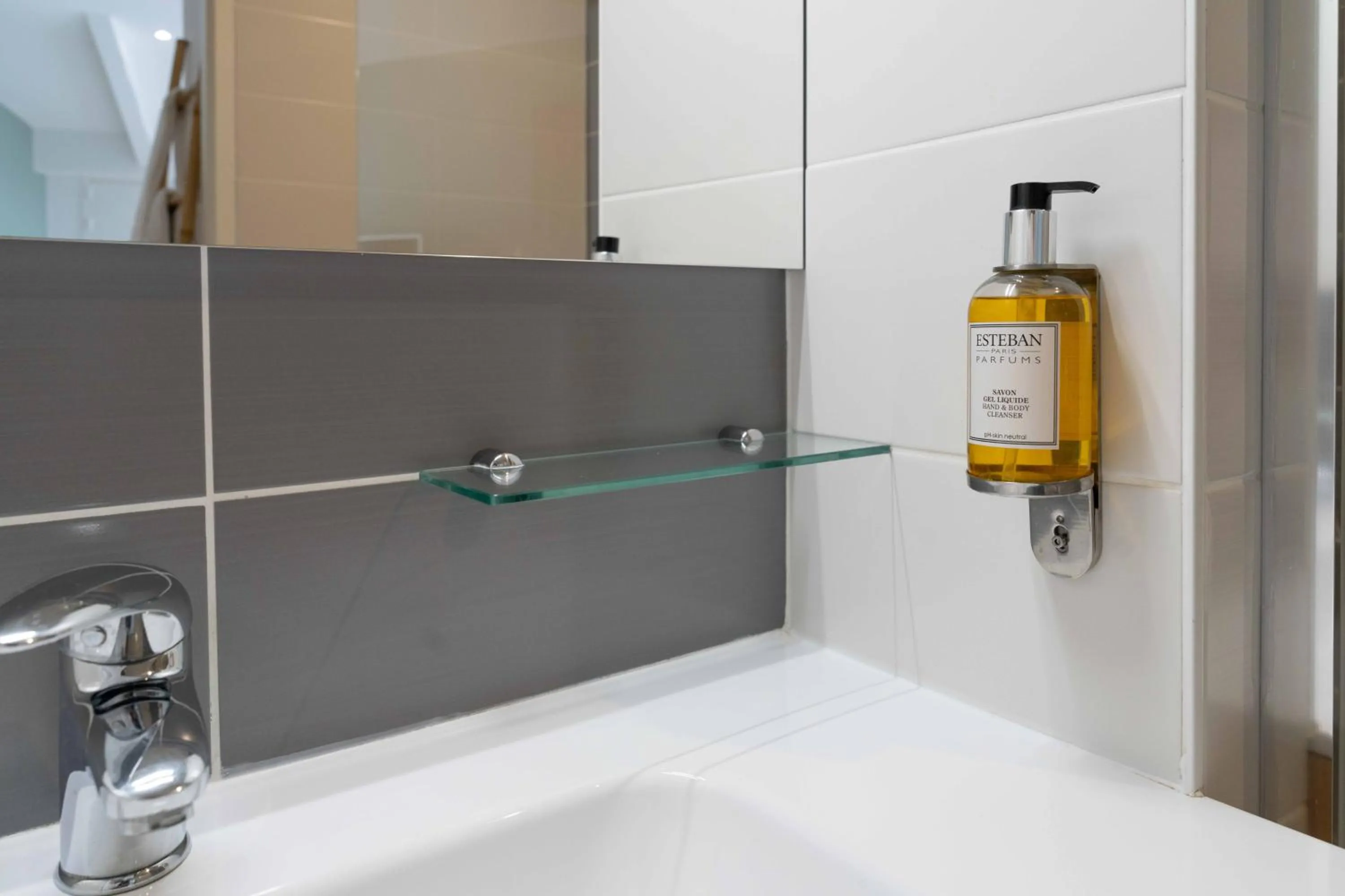 Shower in Hotel Logis Lacotel