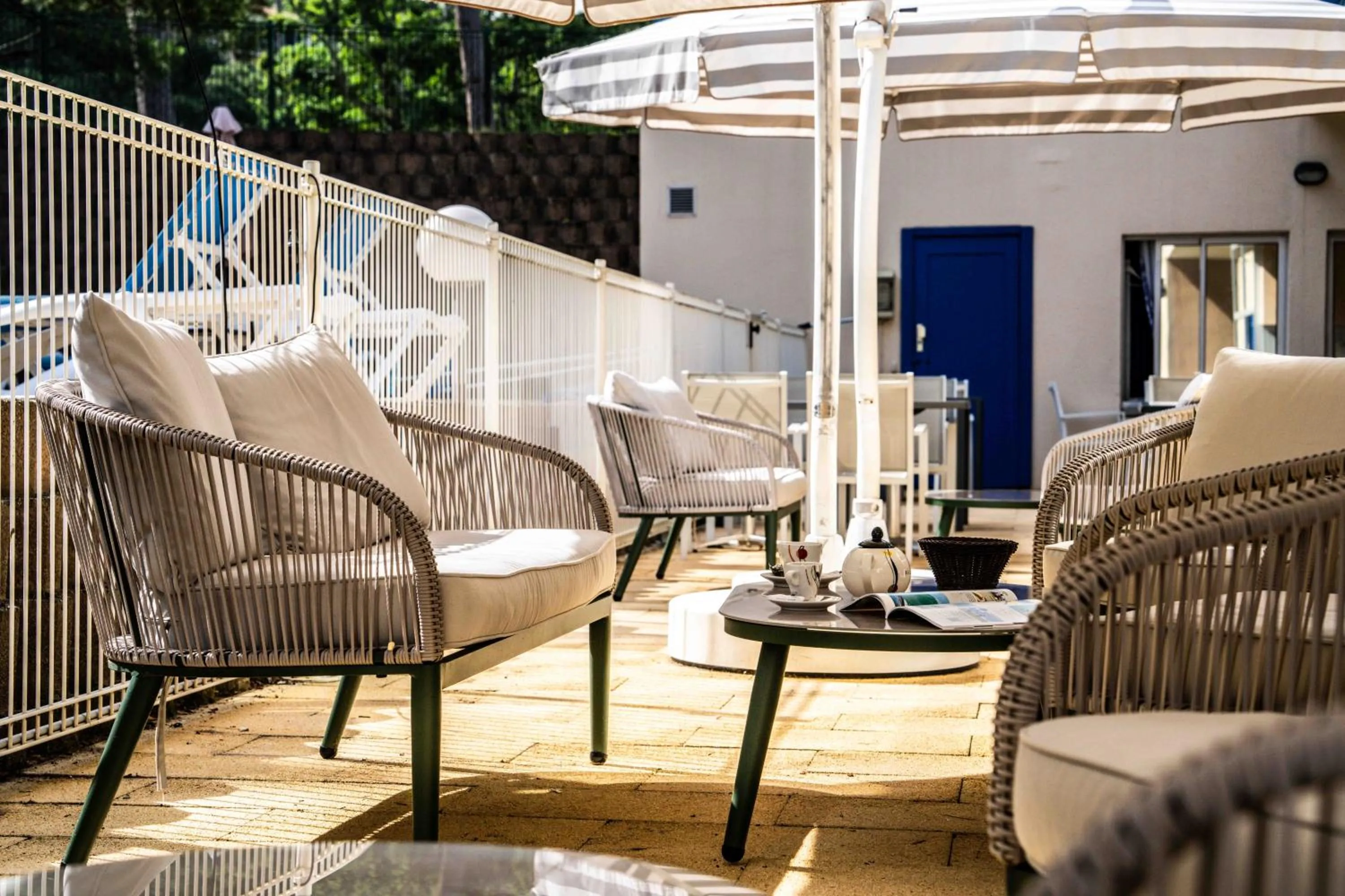 Patio in Hotel Logis Lacotel