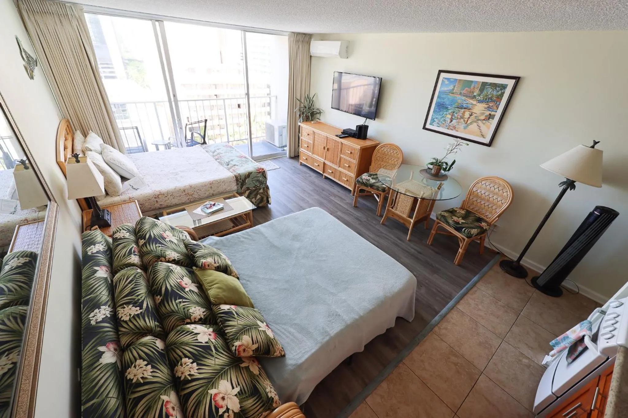 Tropical Studios at Marine Surf Waikiki - FREE PARKING - BEST LOCATION - FULL KITCHEN - SWIMMING POOL