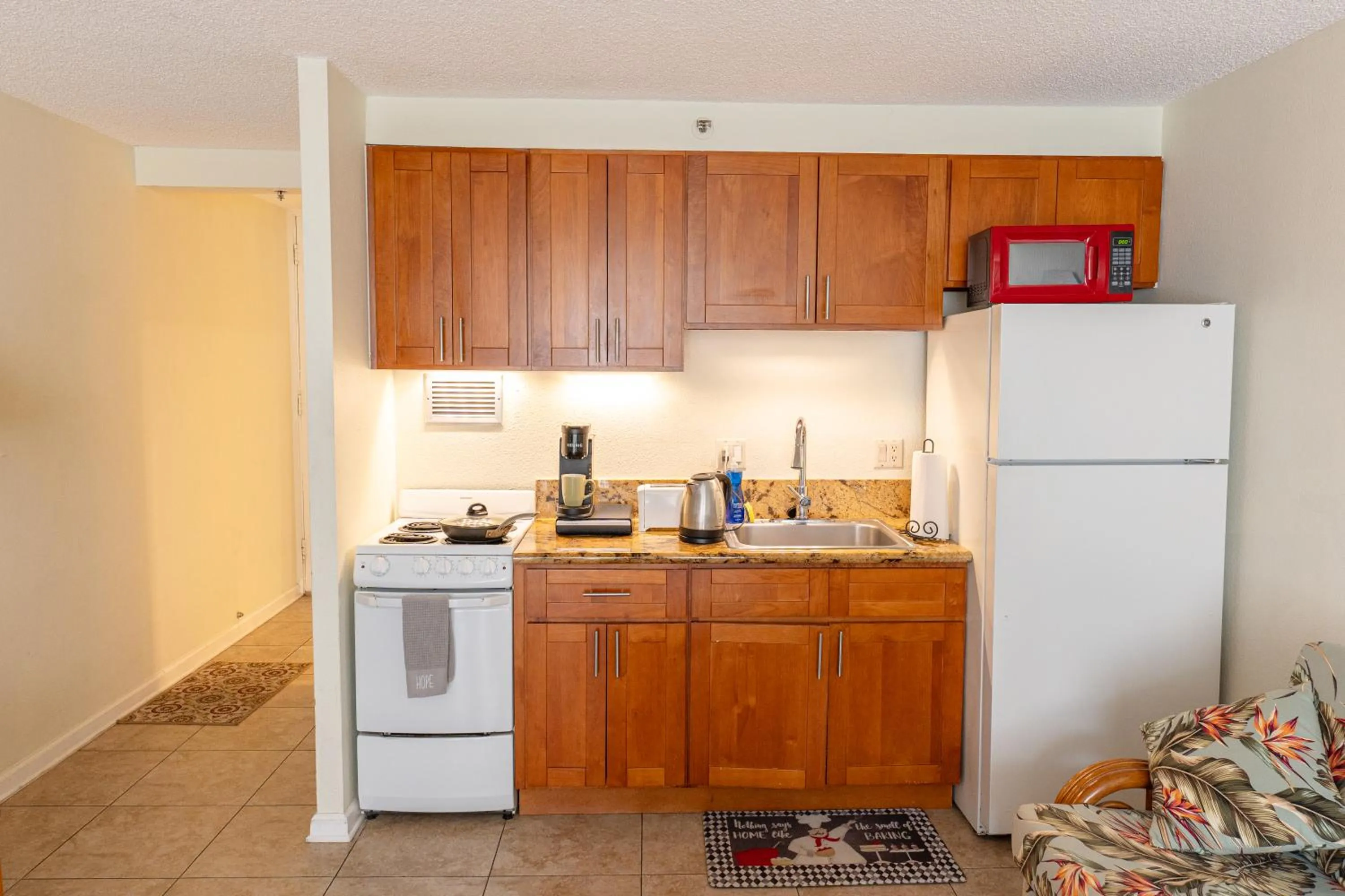 Tropical Studios at Marine Surf Waikiki - FREE PARKING - BEST LOCATION - FULL KITCHEN - SWIMMING POOL