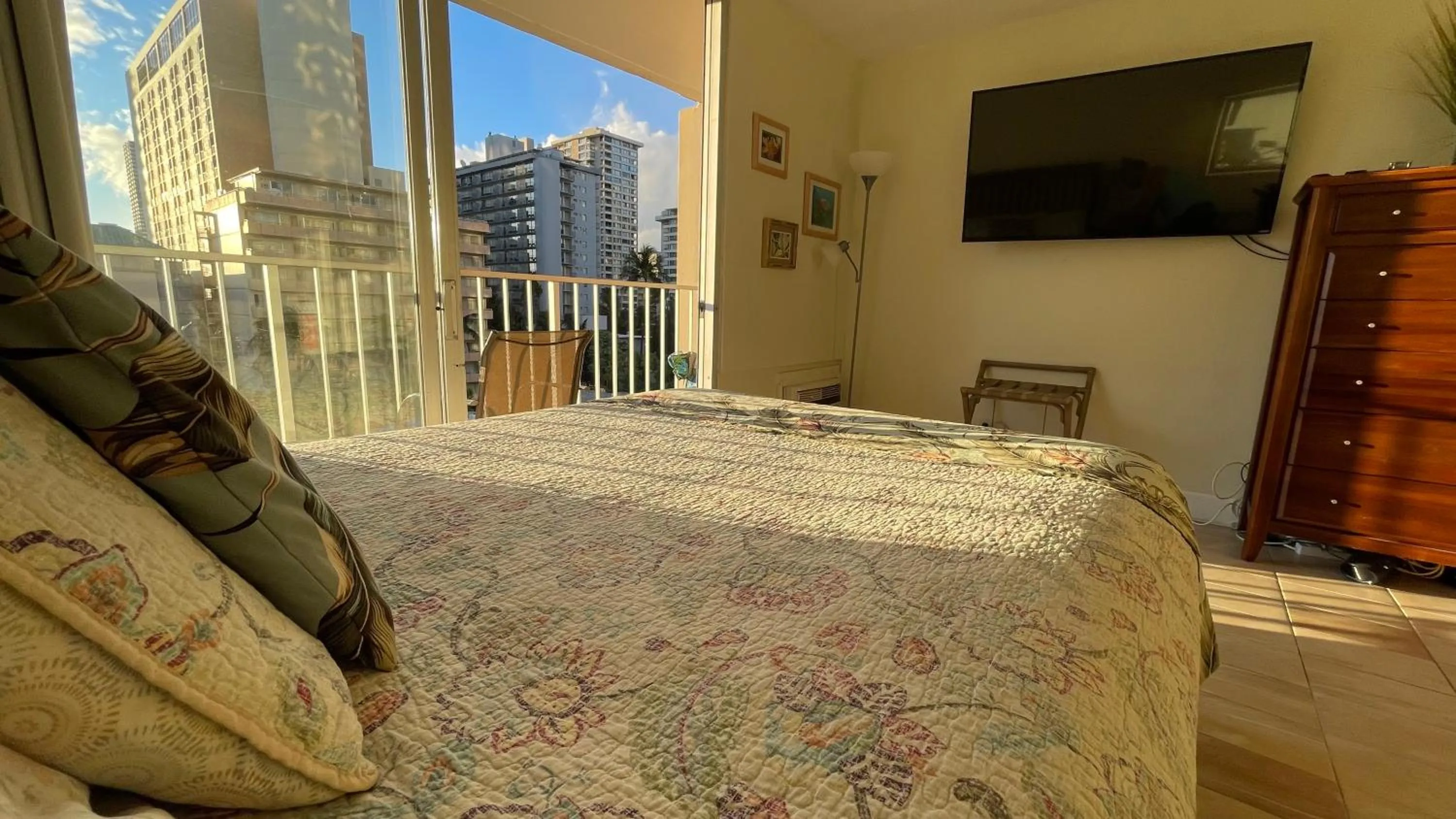 Tropical Studios at Marine Surf Waikiki - FREE PARKING - BEST LOCATION - FULL KITCHEN - SWIMMING POOL