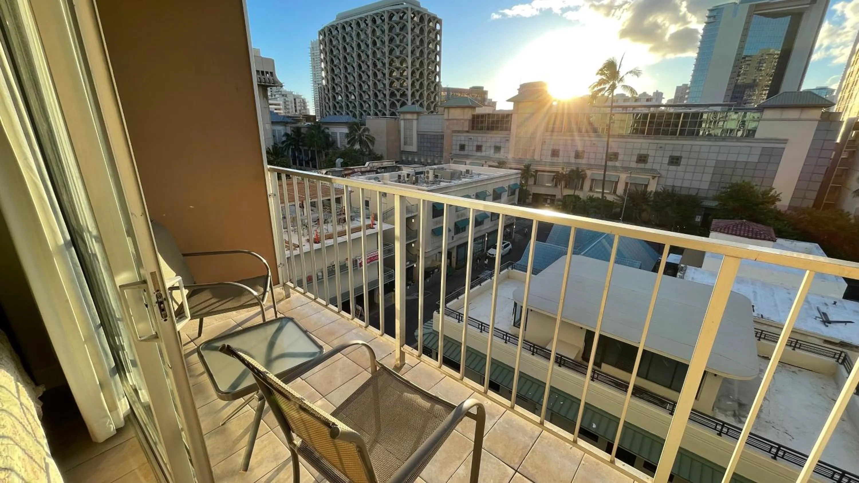 Tropical Studios at Marine Surf Waikiki - FREE PARKING - BEST LOCATION - FULL KITCHEN - SWIMMING POOL