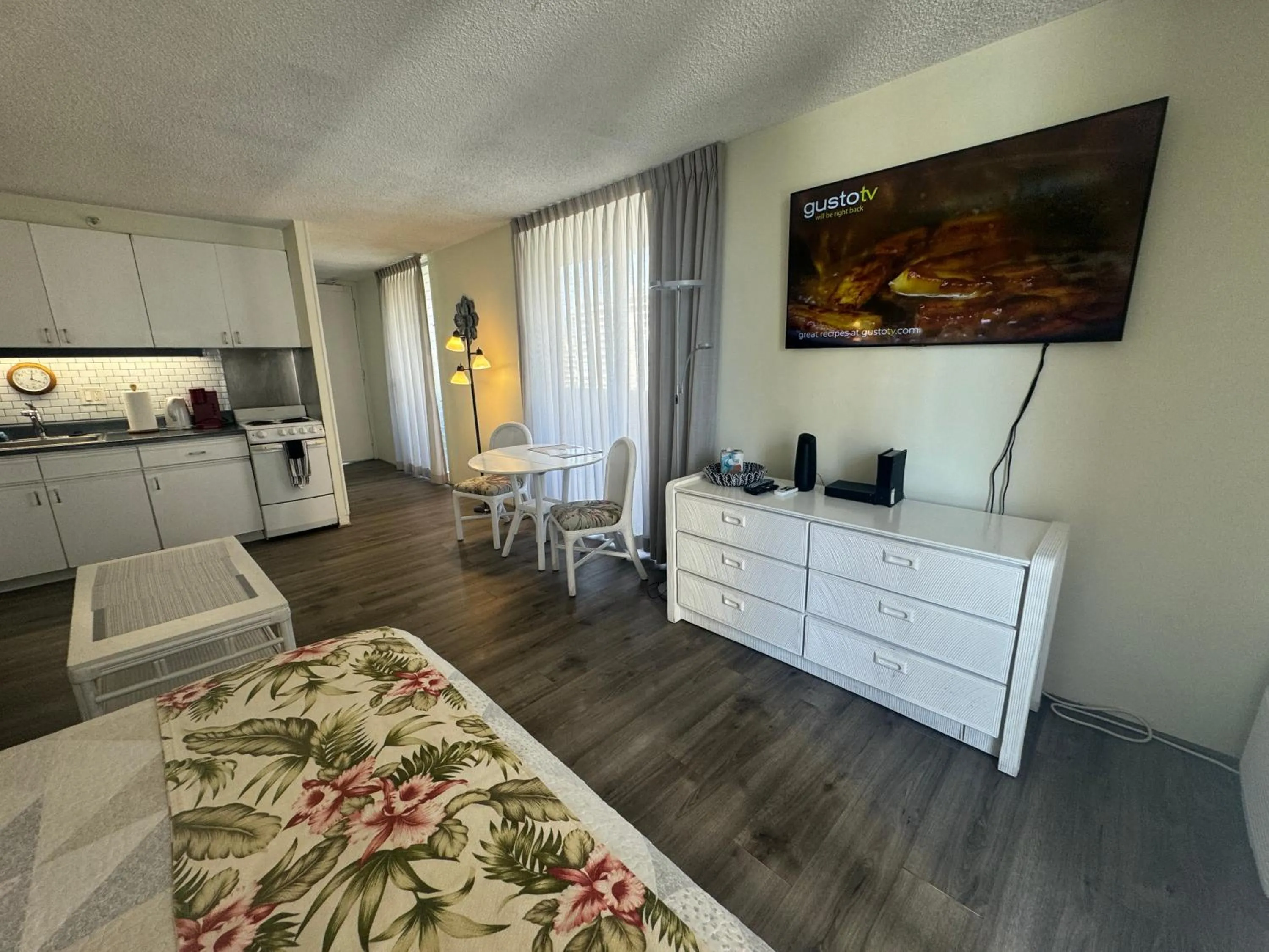 Tropical Studios at Marine Surf Waikiki - FREE PARKING - BEST LOCATION - FULL KITCHEN - SWIMMING POOL