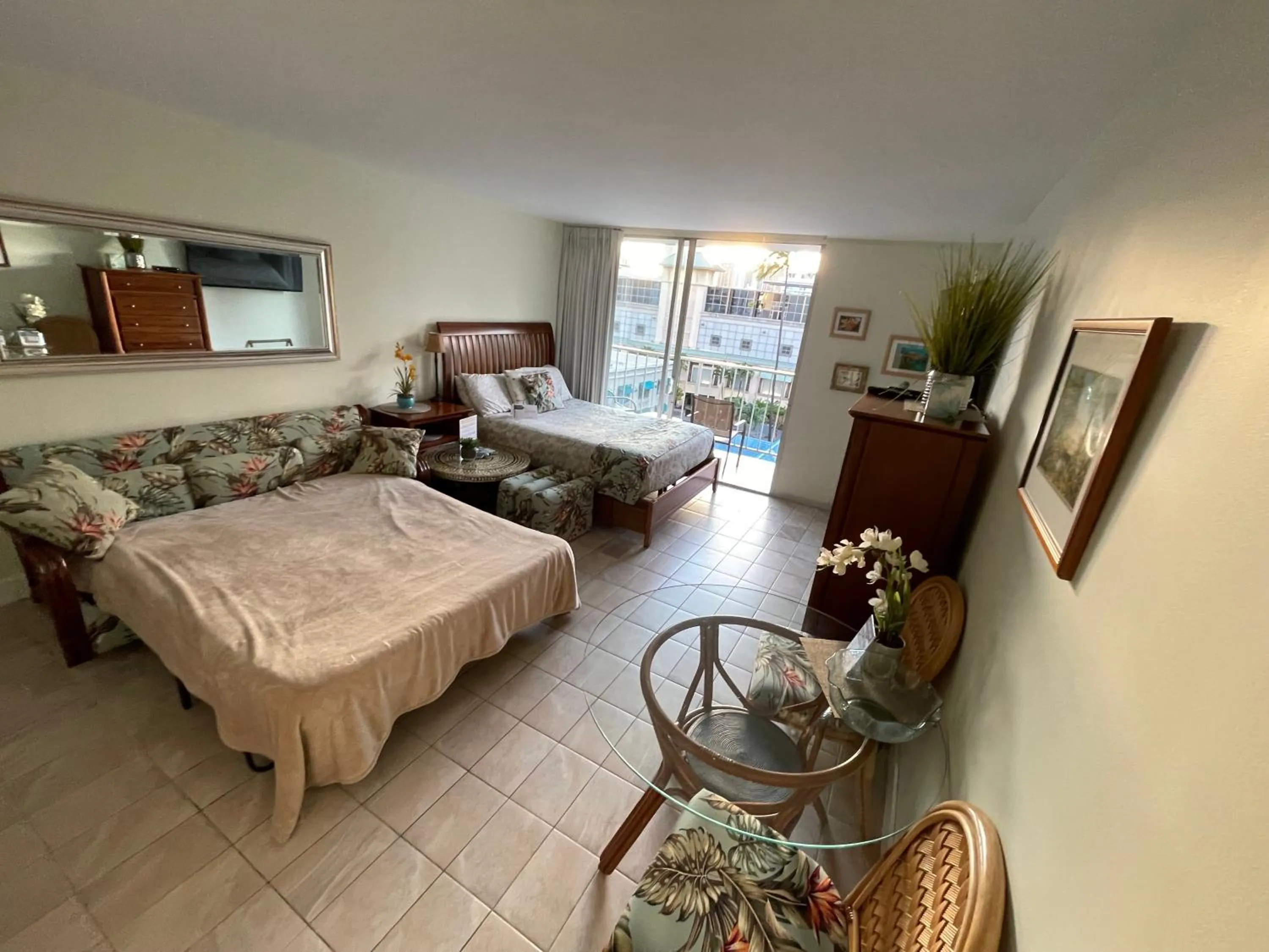 Tropical Studios at Marine Surf Waikiki - FREE PARKING - BEST LOCATION - FULL KITCHEN - SWIMMING POOL