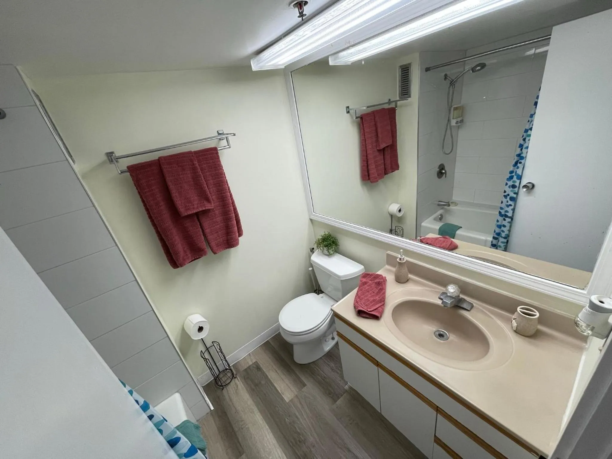 Tropical Studios at Marine Surf Waikiki - FREE PARKING - BEST LOCATION - FULL KITCHEN - SWIMMING POOL