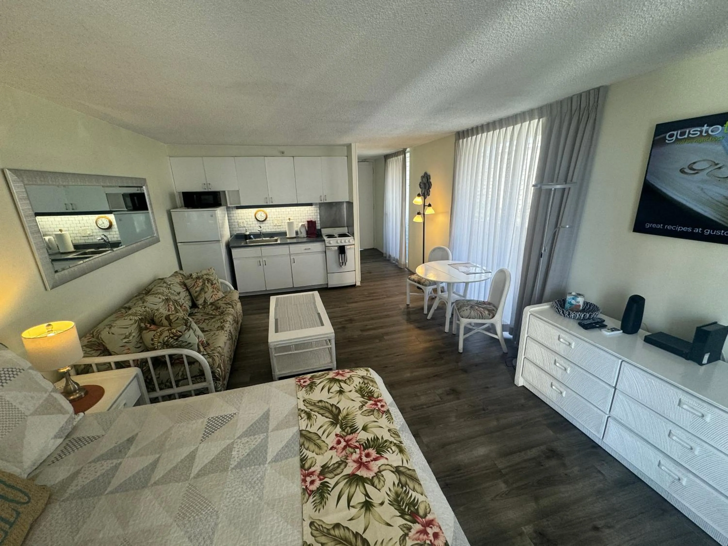 Tropical Studios at Marine Surf Waikiki - FREE PARKING - BEST LOCATION - FULL KITCHEN - SWIMMING POOL