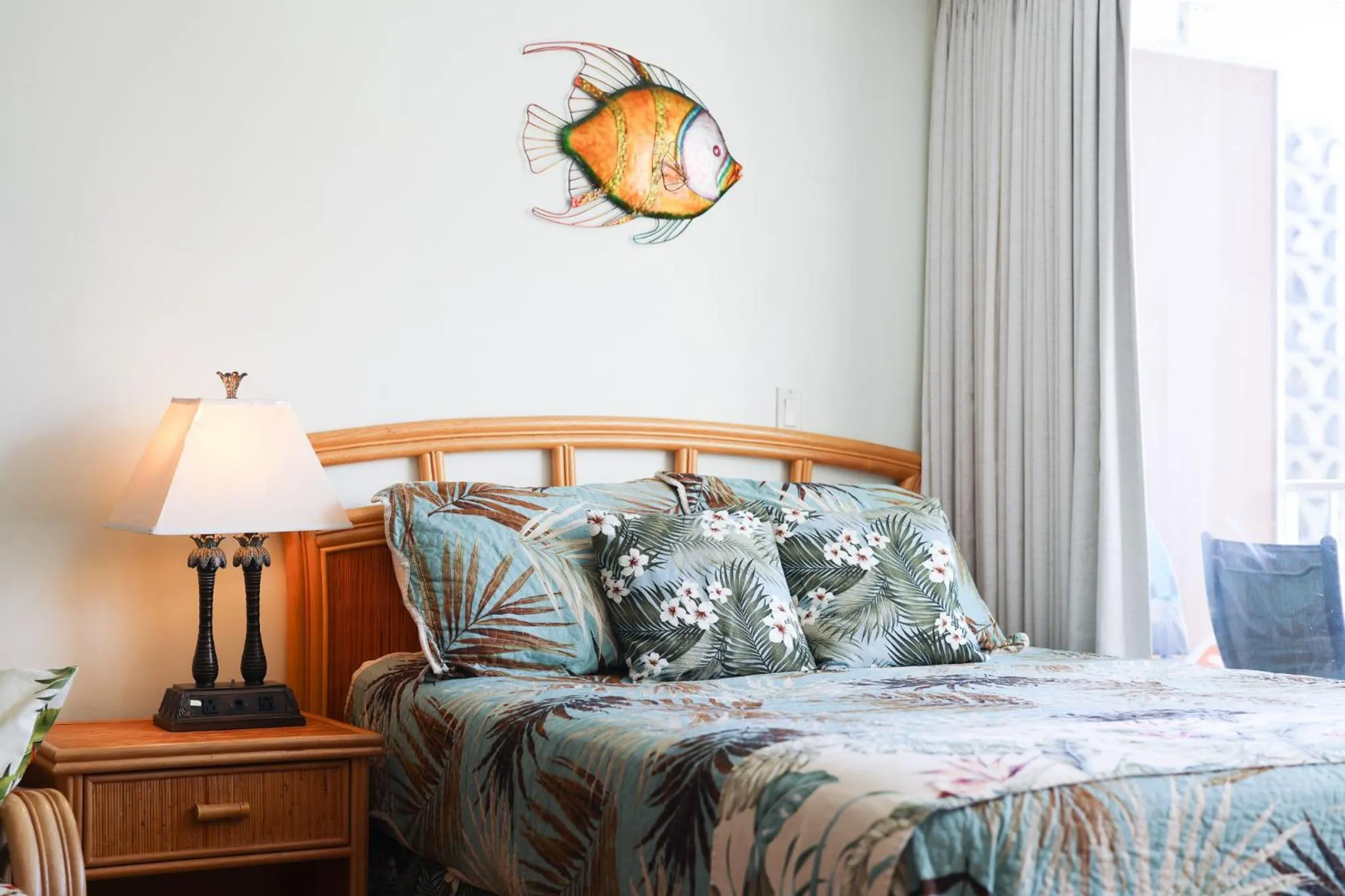 Tropical Studios at Marine Surf Waikiki - FREE PARKING - BEST LOCATION - FULL KITCHEN - SWIMMING POOL