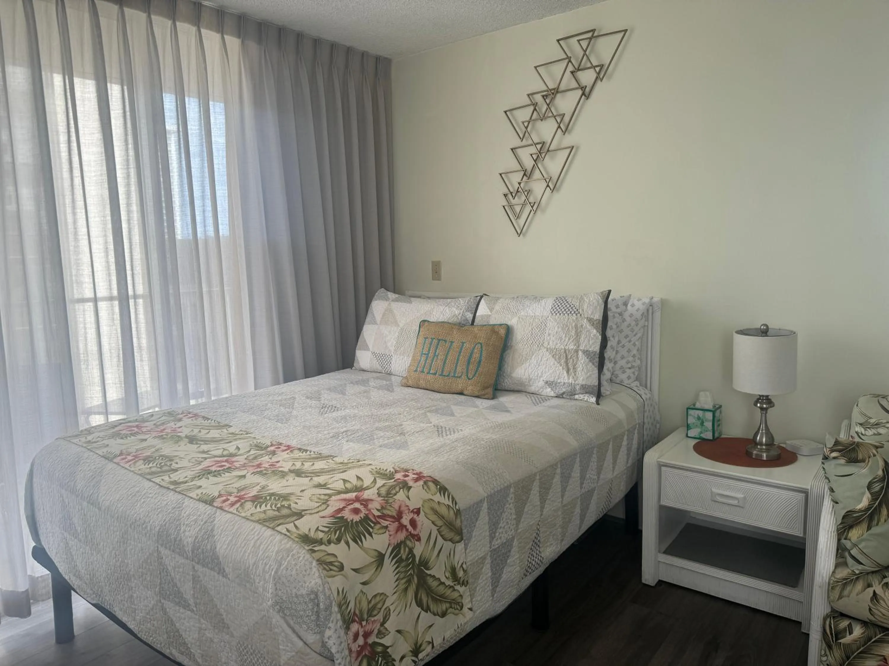 Tropical Studios at Marine Surf Waikiki - FREE PARKING - BEST LOCATION - FULL KITCHEN - SWIMMING POOL