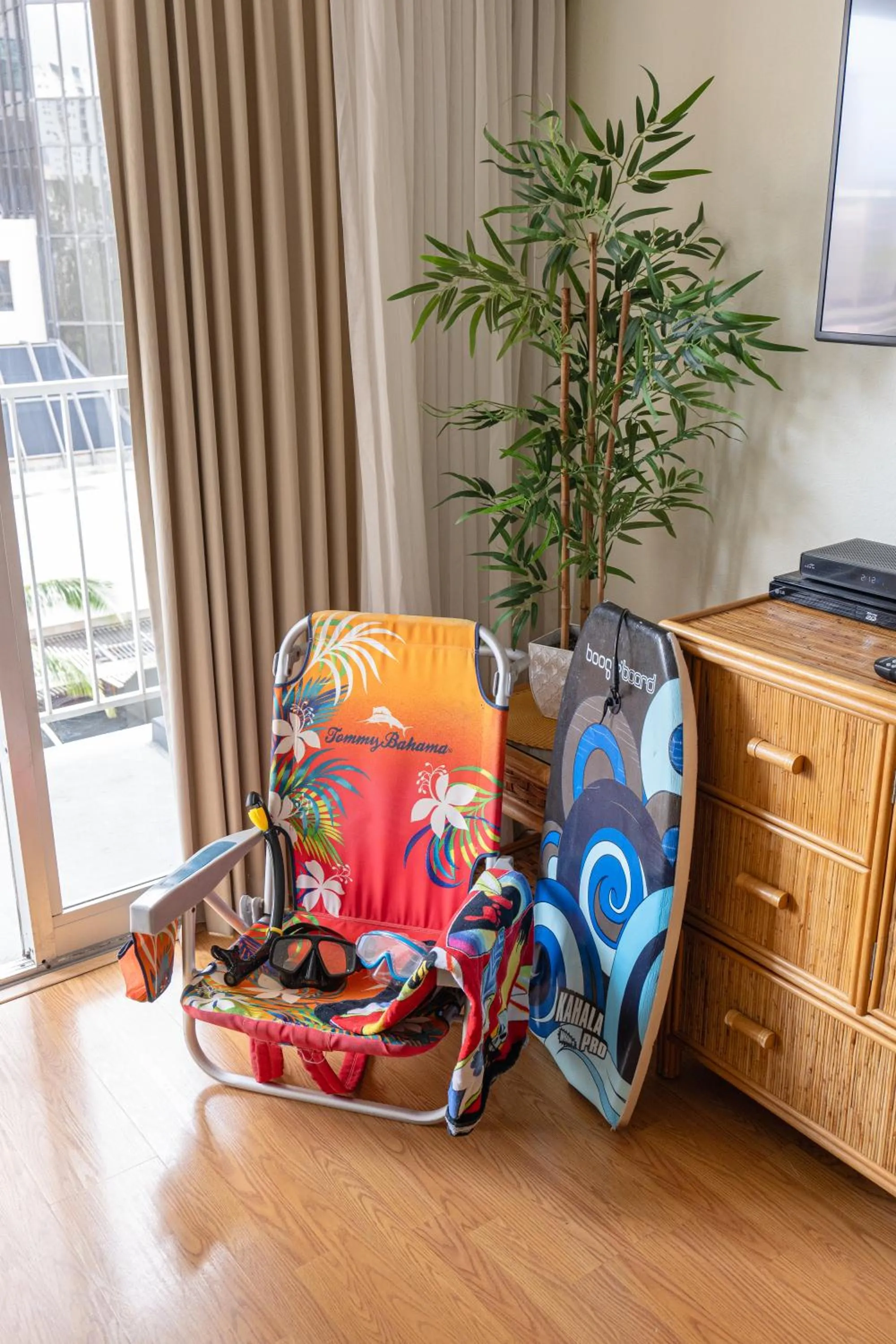 Tropical Studios at Marine Surf Waikiki - FREE PARKING - BEST LOCATION - FULL KITCHEN - SWIMMING POOL