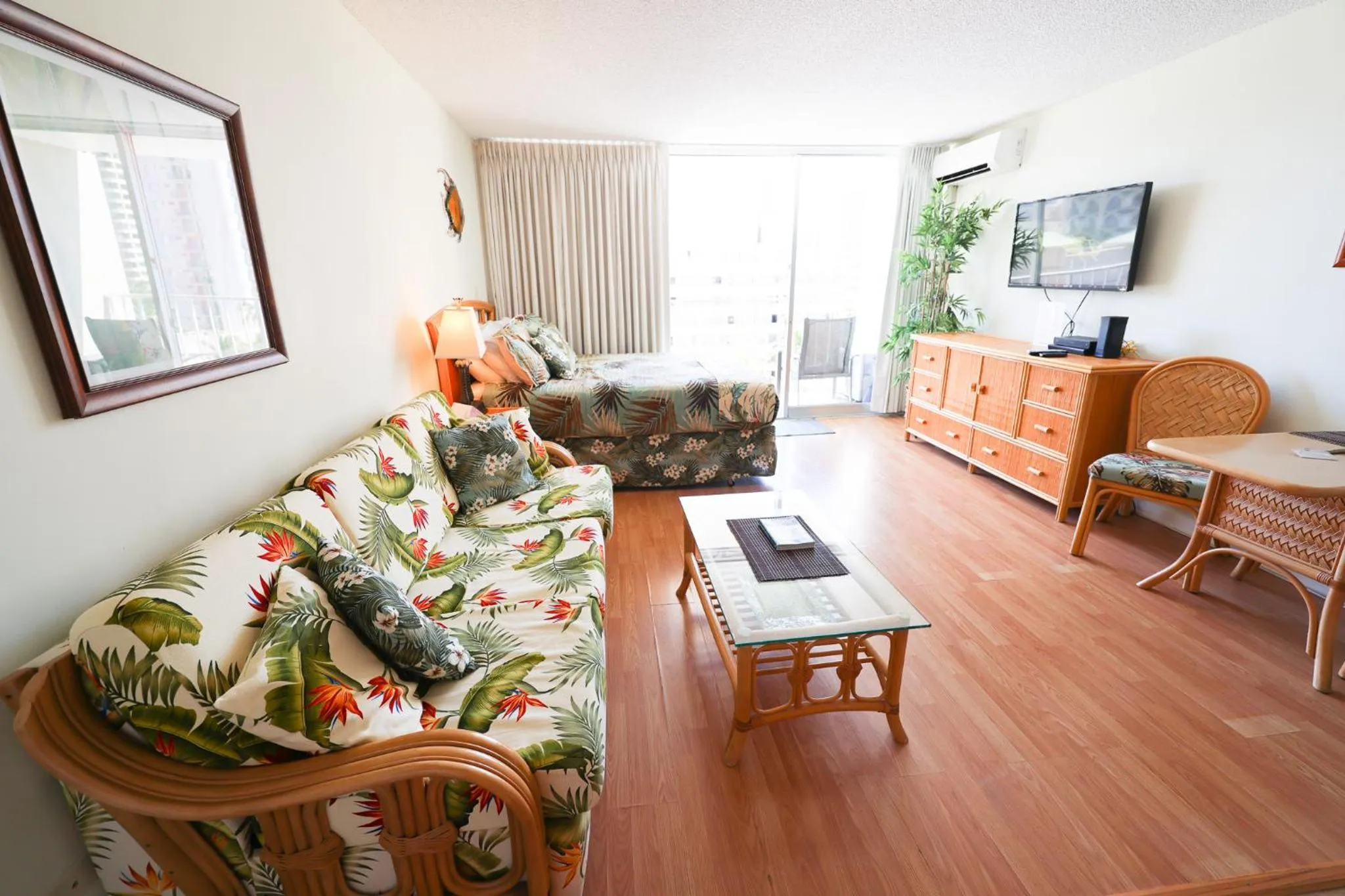 Tropical Studios at Marine Surf Waikiki - FREE PARKING - BEST LOCATION - FULL KITCHEN - SWIMMING POOL