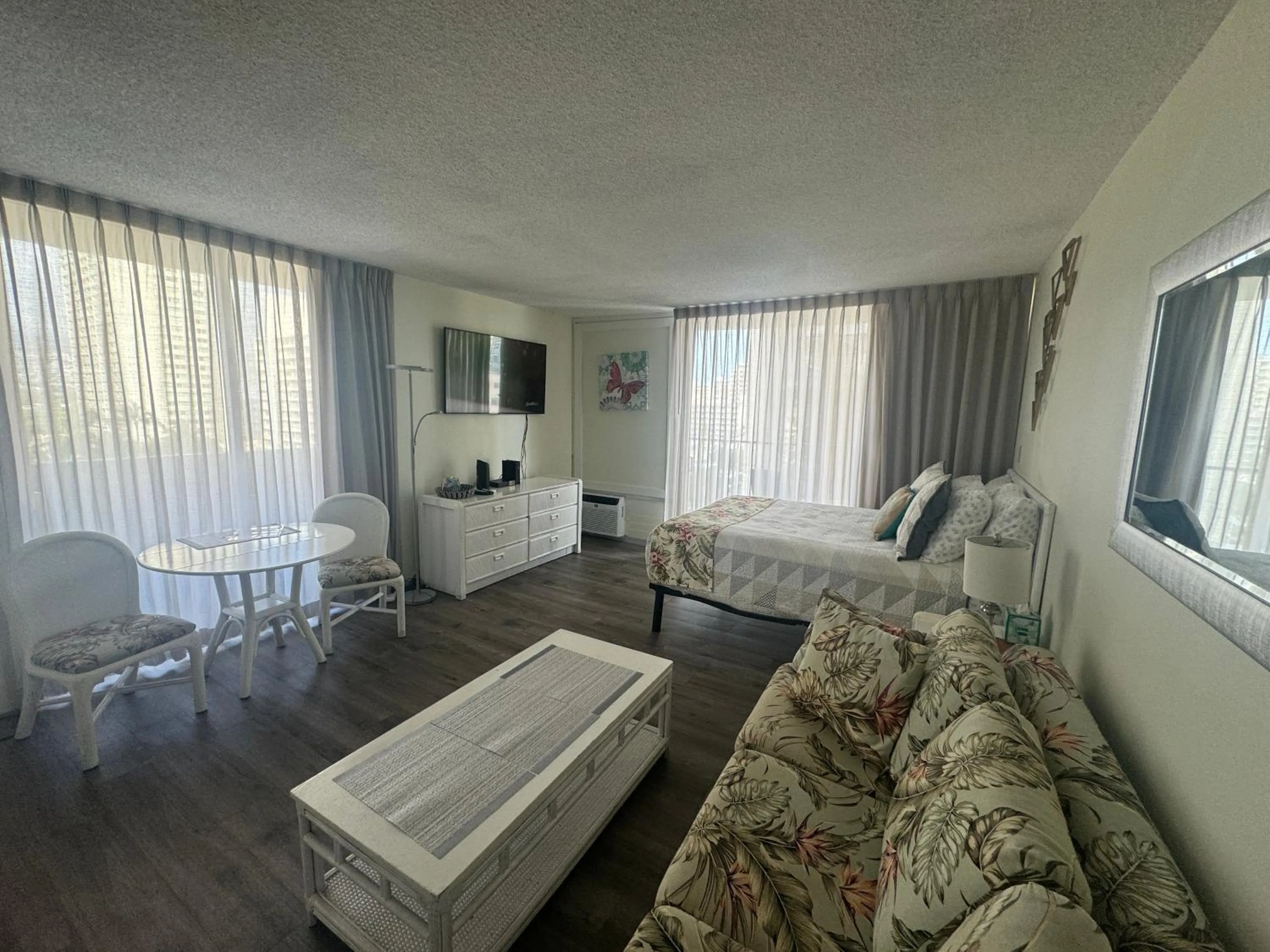 Tropical Studios at Marine Surf Waikiki - FREE PARKING - BEST LOCATION - FULL KITCHEN - SWIMMING POOL