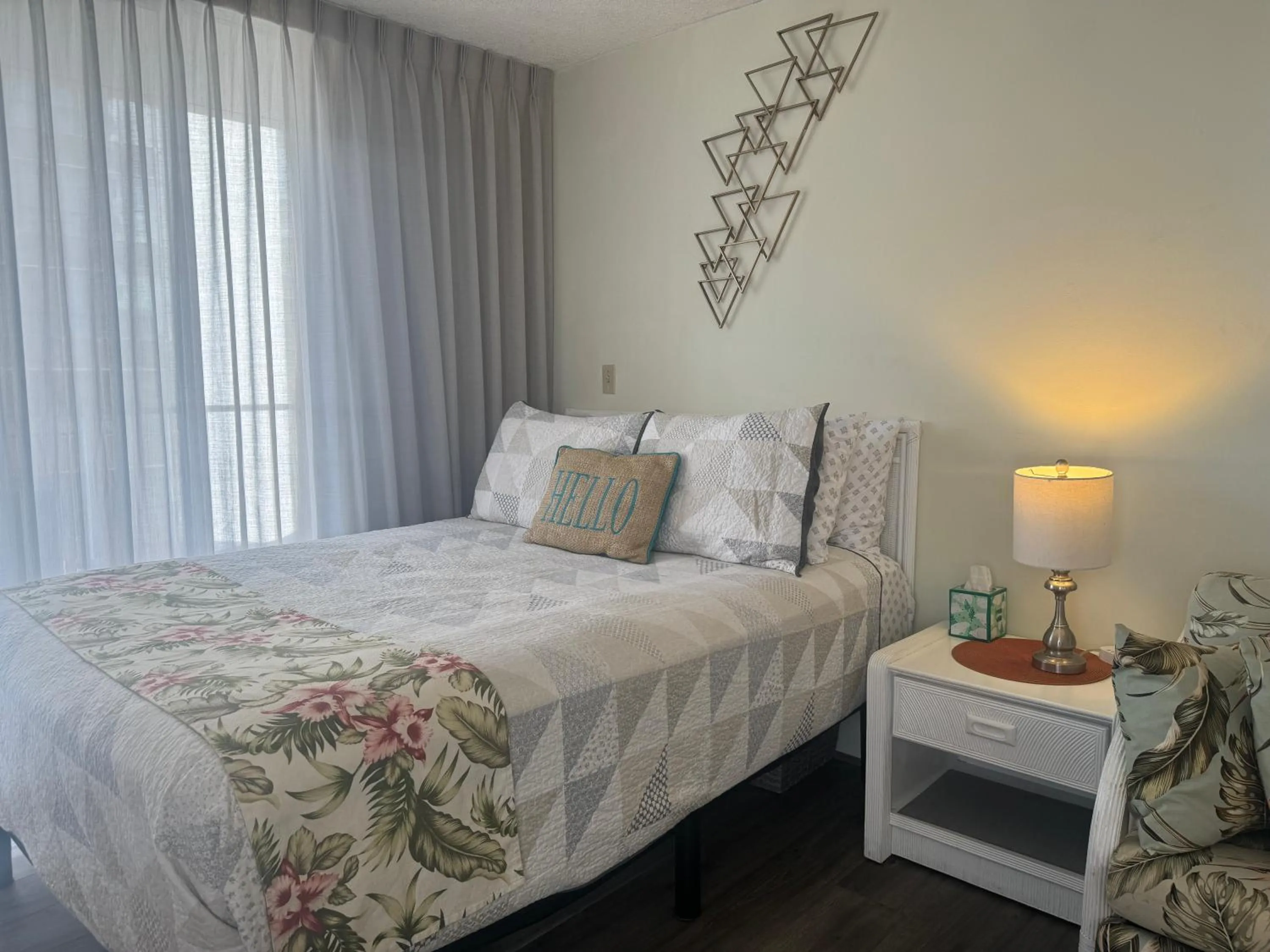 Tropical Studios at Marine Surf Waikiki - FREE PARKING - BEST LOCATION - FULL KITCHEN - SWIMMING POOL