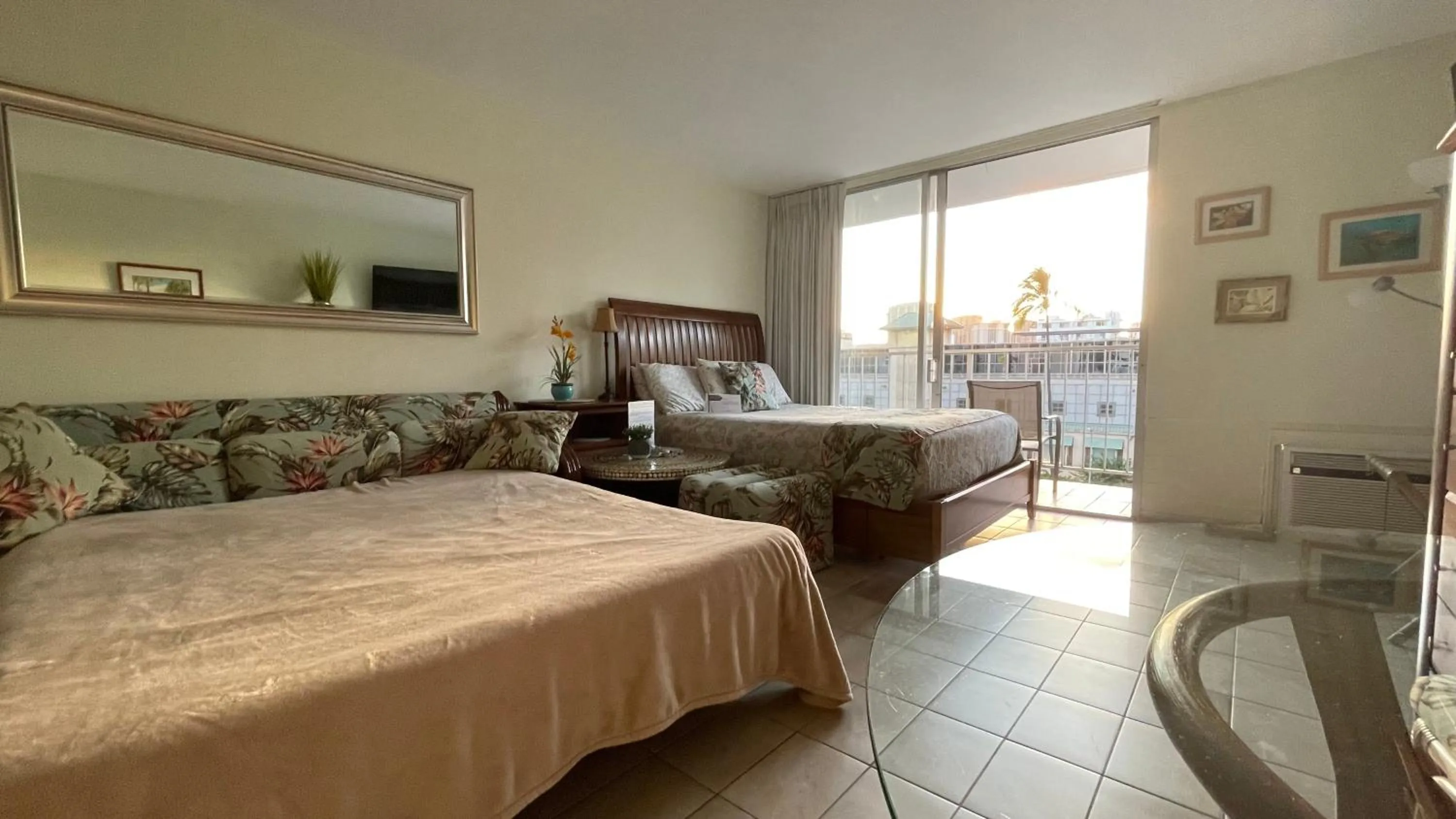 Tropical Studios at Marine Surf Waikiki - FREE PARKING - BEST LOCATION - FULL KITCHEN - SWIMMING POOL