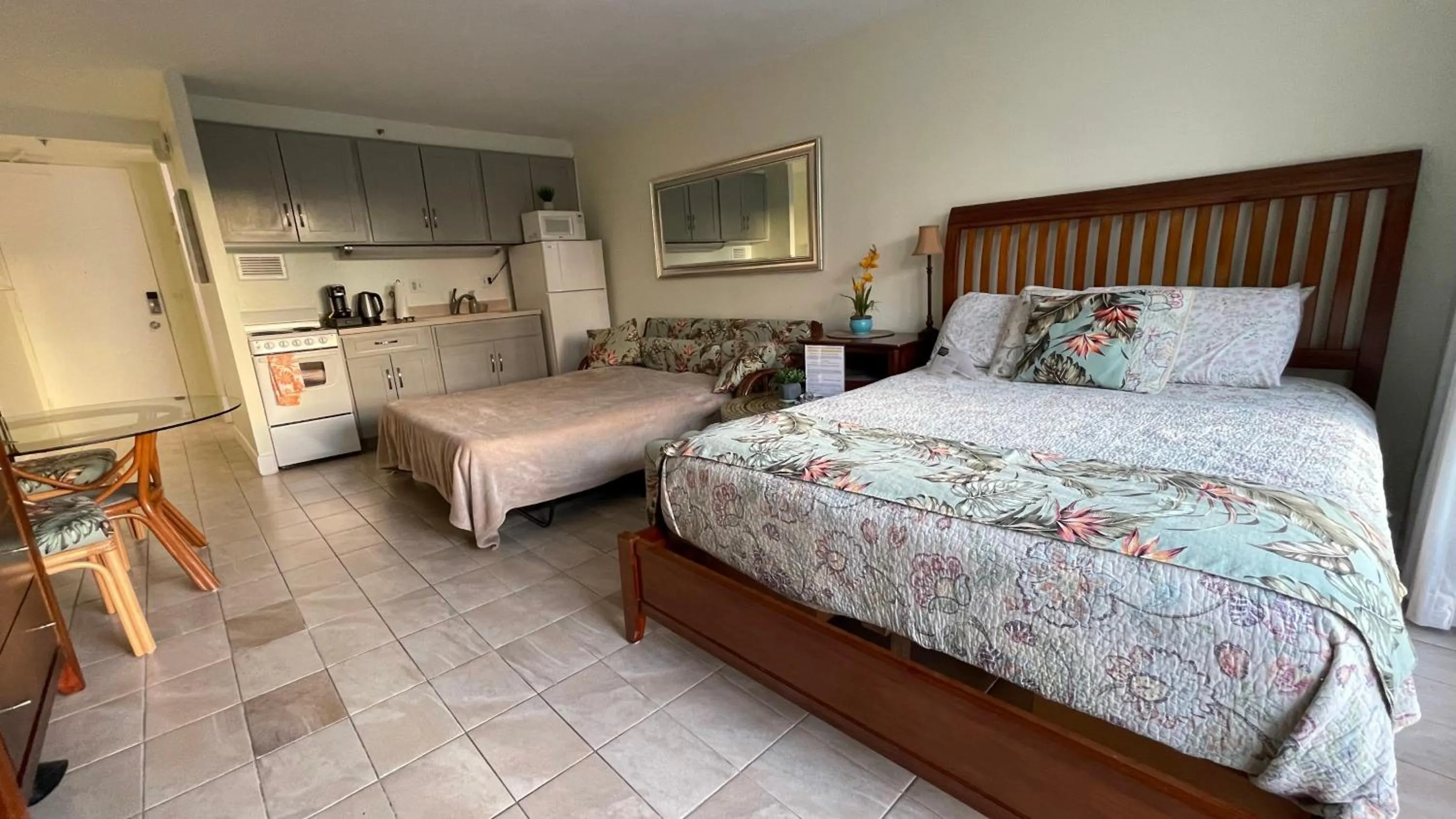 Tropical Studios at Marine Surf Waikiki - FREE PARKING - BEST LOCATION - FULL KITCHEN - SWIMMING POOL