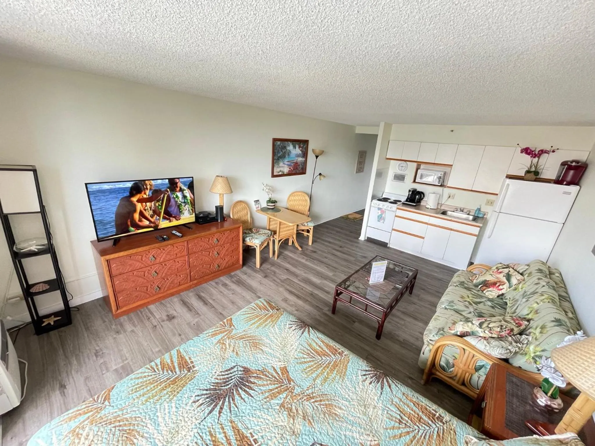 Tropical Studios at Marine Surf Waikiki - FREE PARKING - BEST LOCATION - FULL KITCHEN - SWIMMING POOL