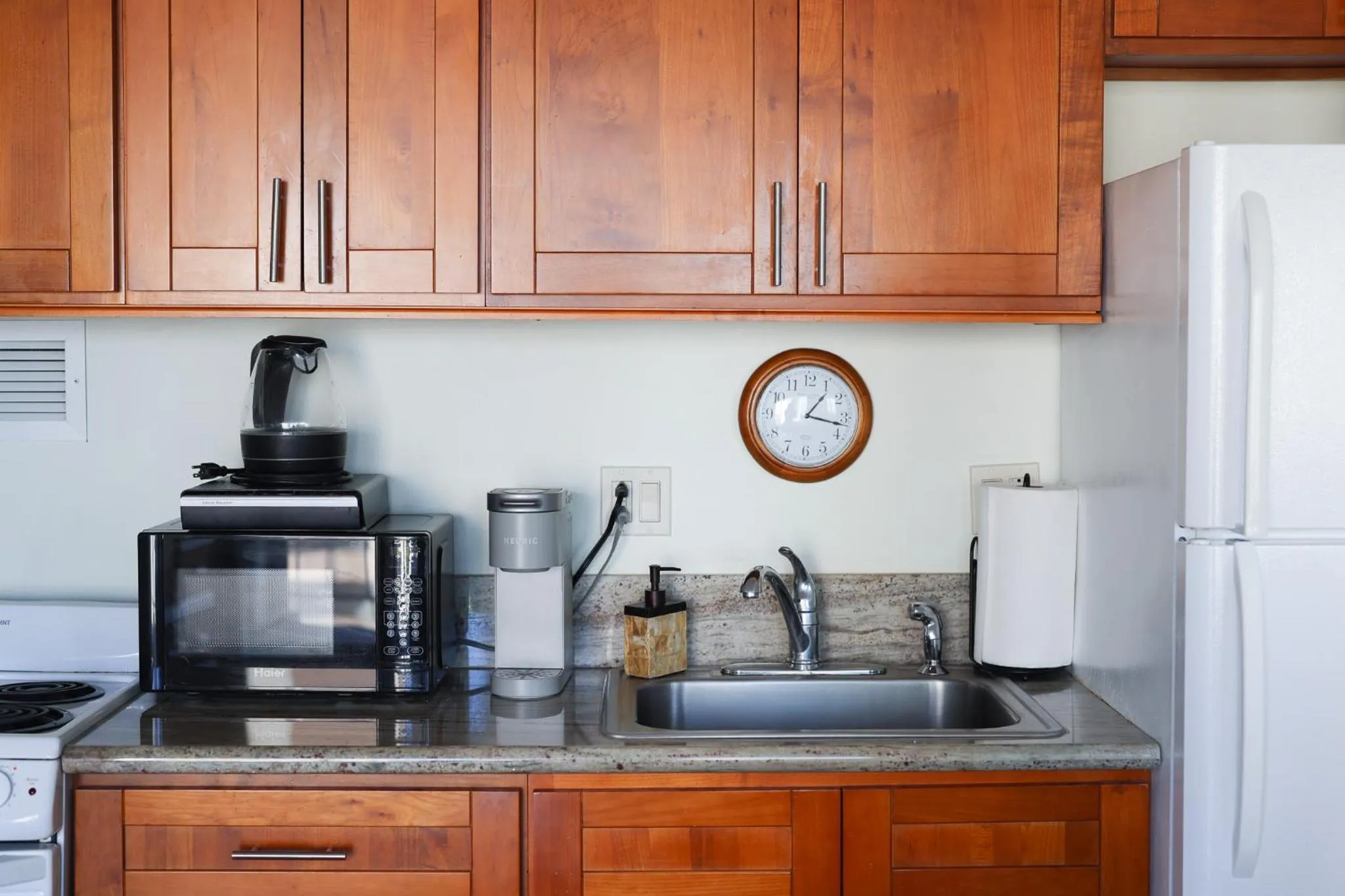 Tropical Studios at Marine Surf Waikiki - FREE PARKING - BEST LOCATION - FULL KITCHEN - SWIMMING POOL