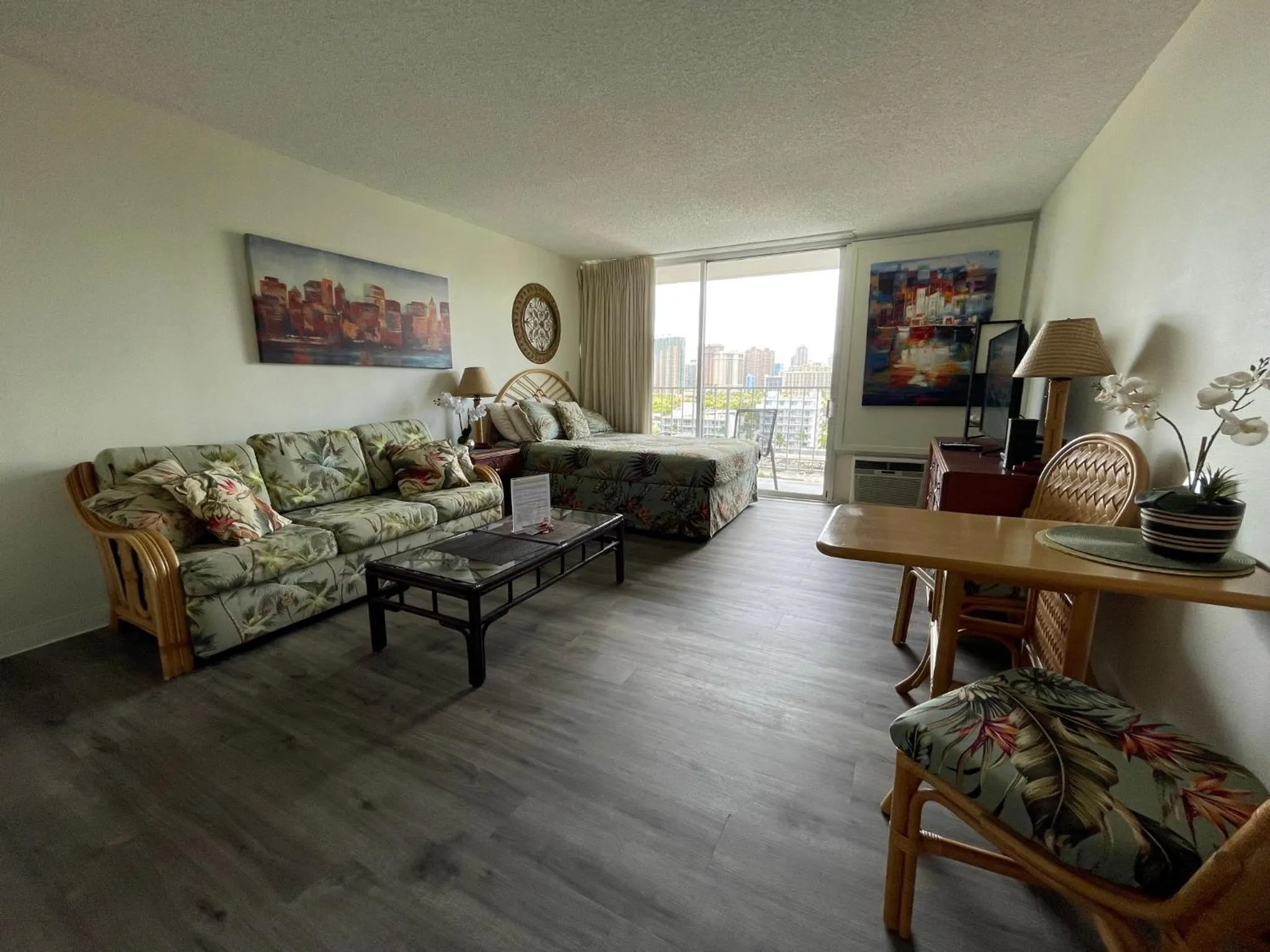 Tropical Studios at Marine Surf Waikiki - FREE PARKING - BEST LOCATION - FULL KITCHEN - SWIMMING POOL