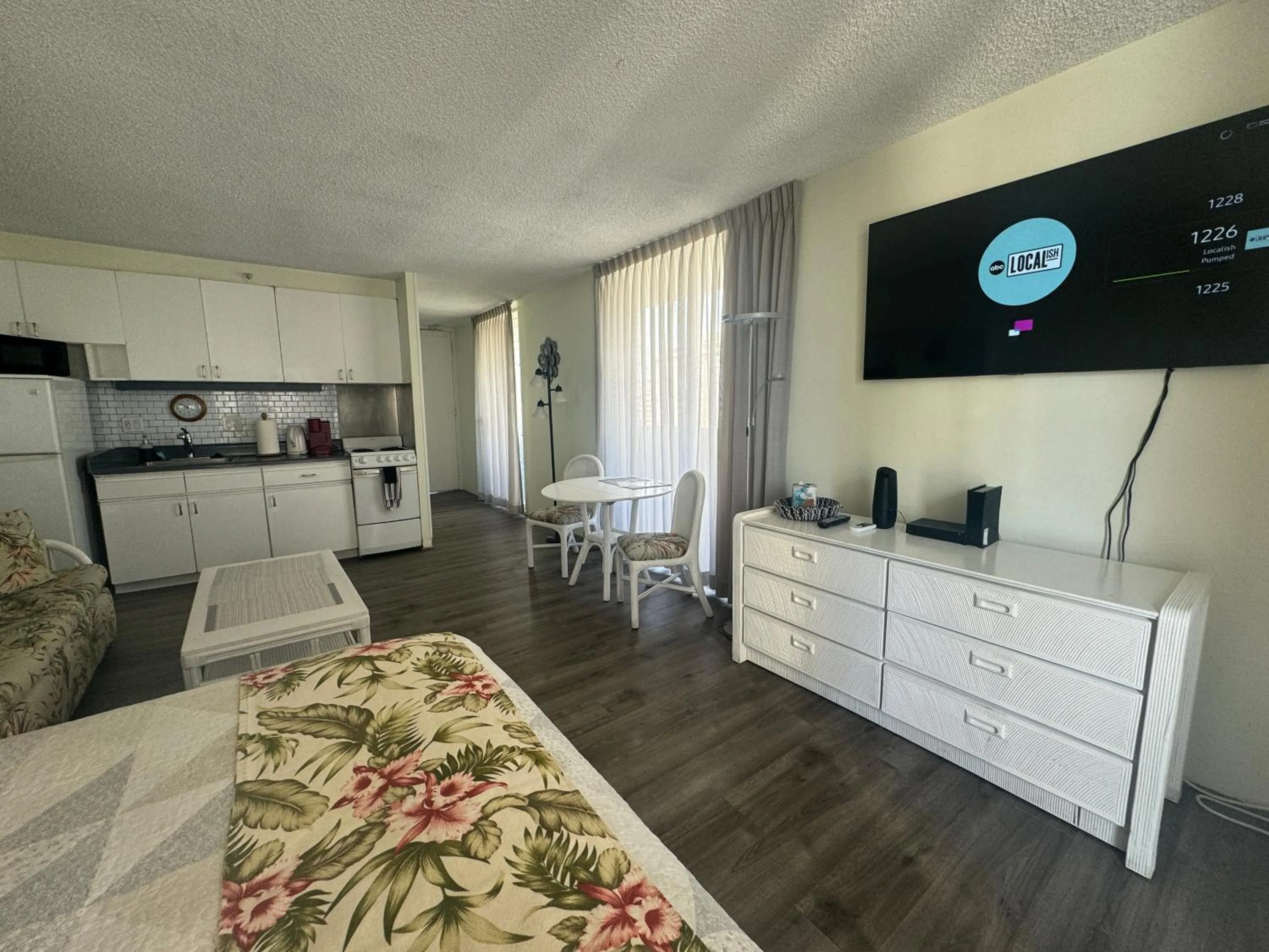 Tropical Studios at Marine Surf Waikiki - FREE PARKING - BEST LOCATION - FULL KITCHEN - SWIMMING POOL