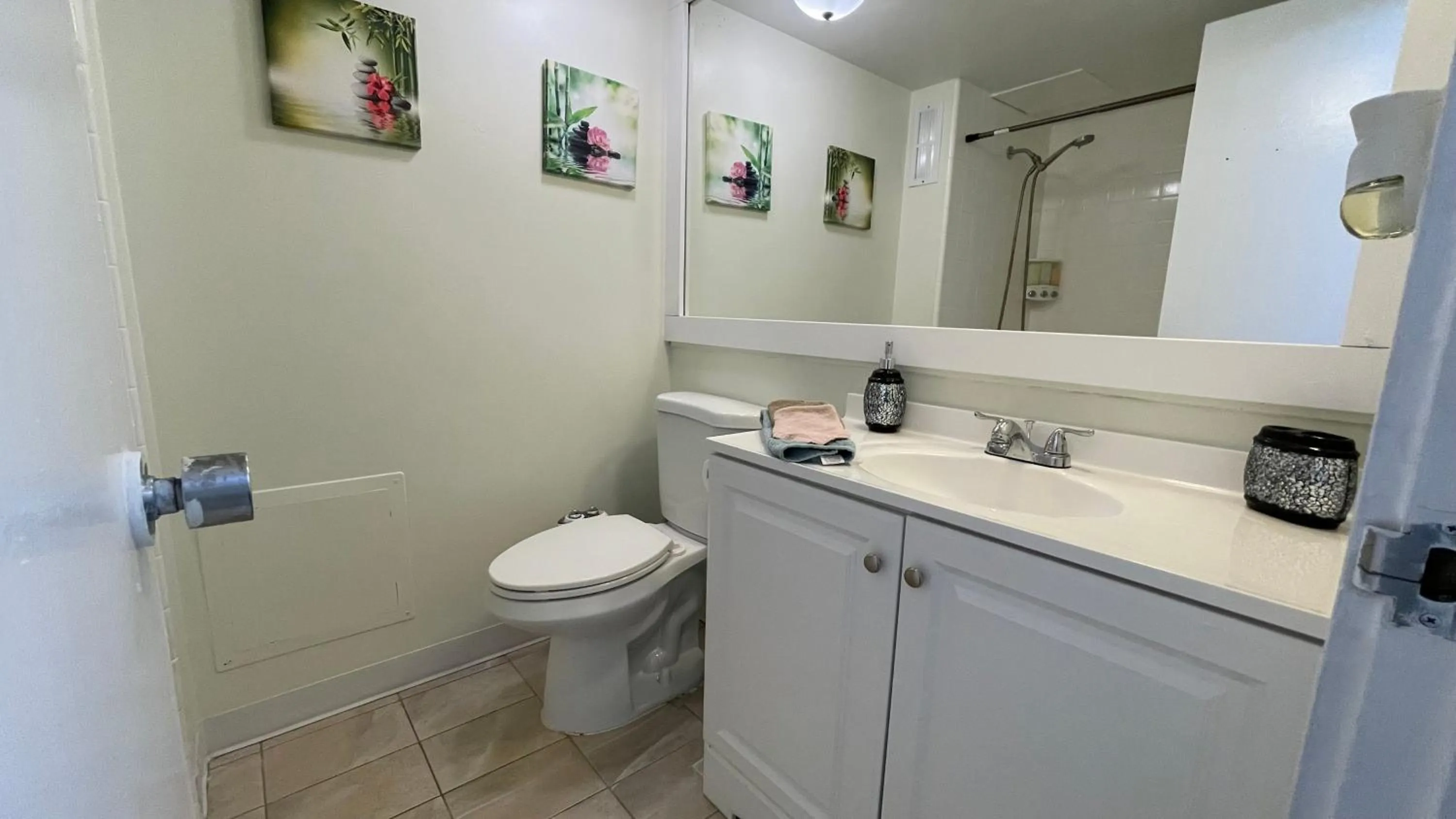 Tropical Studios at Marine Surf Waikiki - FREE PARKING - BEST LOCATION - FULL KITCHEN - SWIMMING POOL