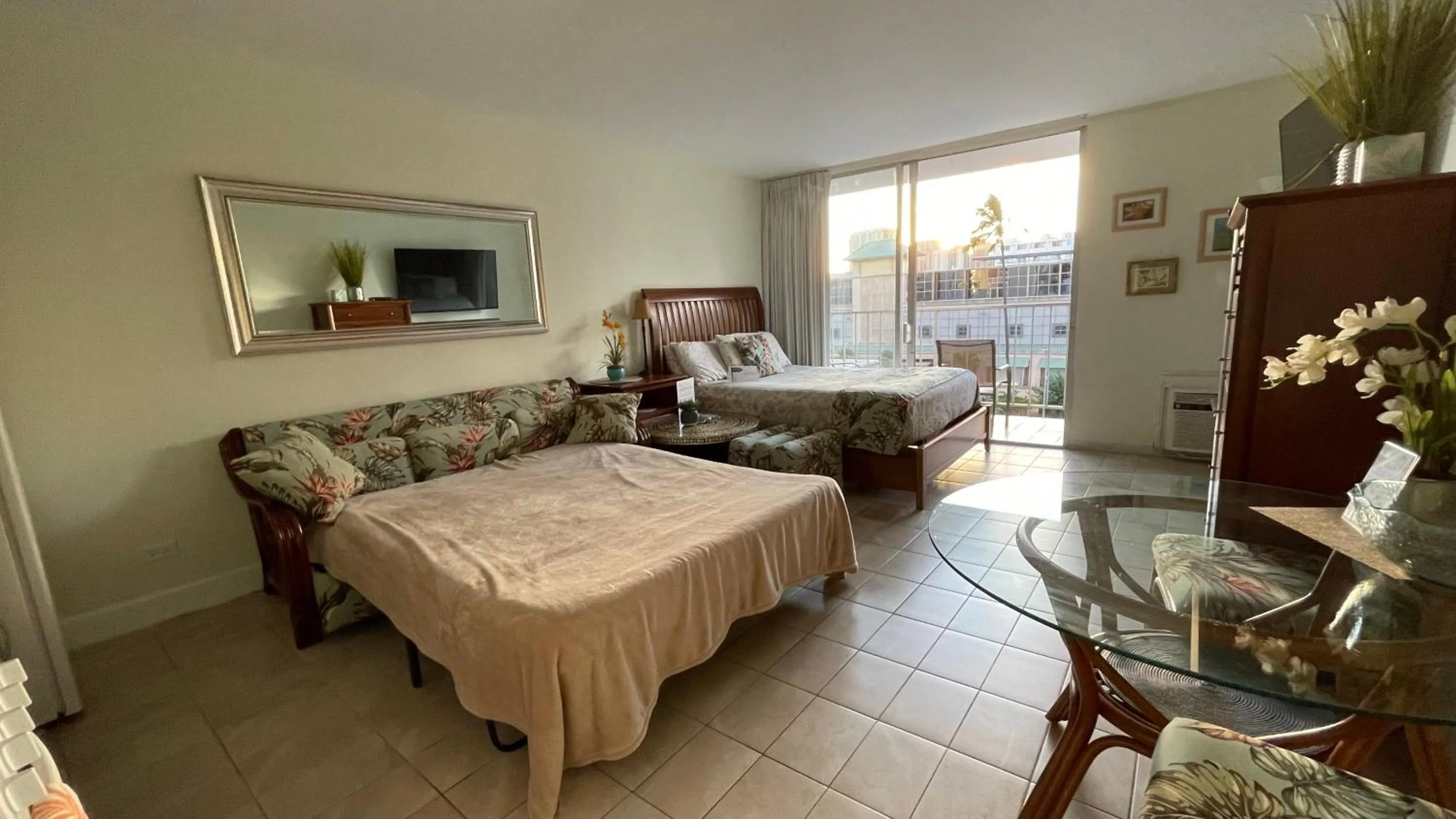 Tropical Studios at Marine Surf Waikiki - FREE PARKING - BEST LOCATION - FULL KITCHEN - SWIMMING POOL