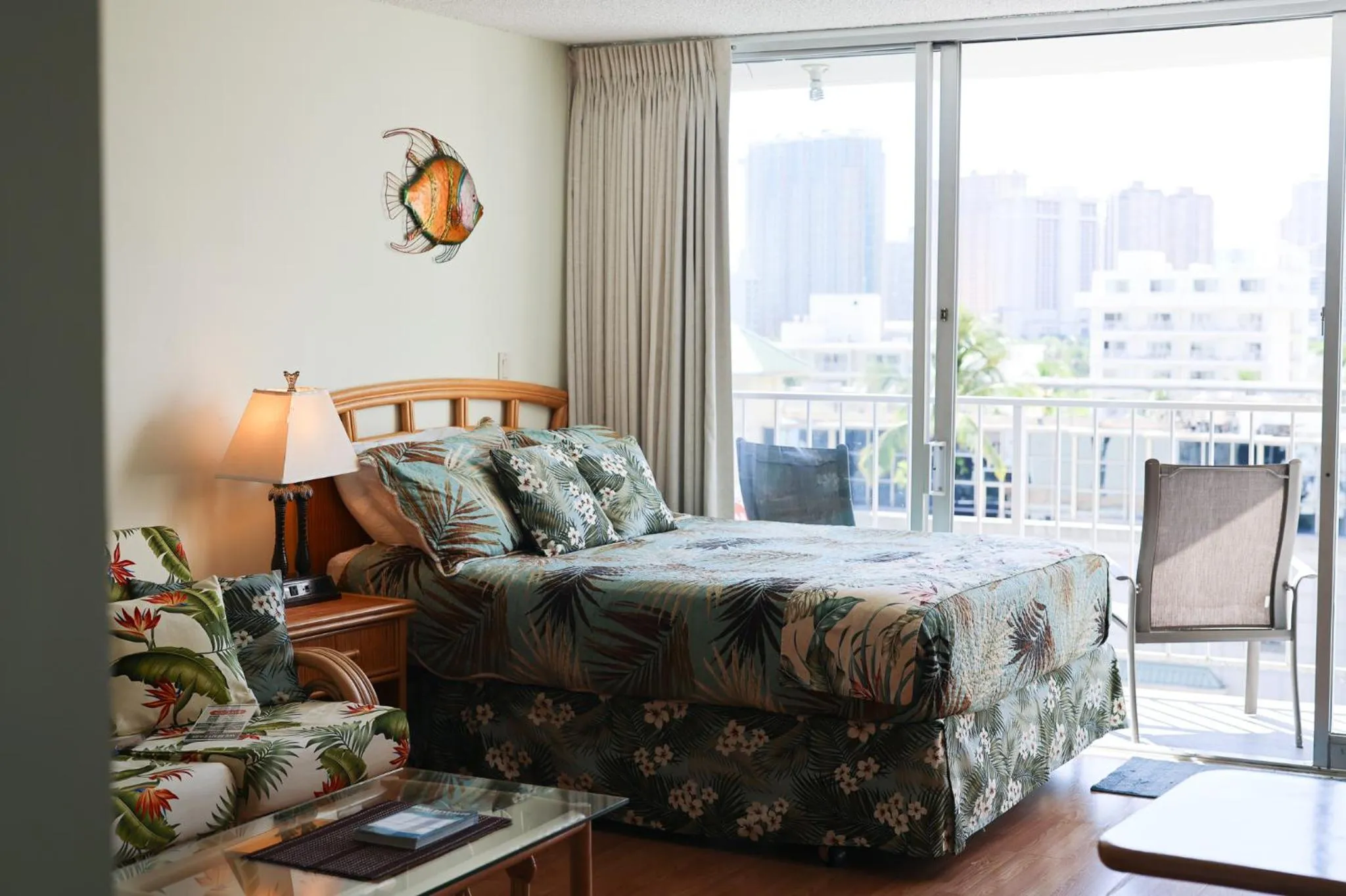 Tropical Studios at Marine Surf Waikiki - FREE PARKING - BEST LOCATION - FULL KITCHEN - SWIMMING POOL