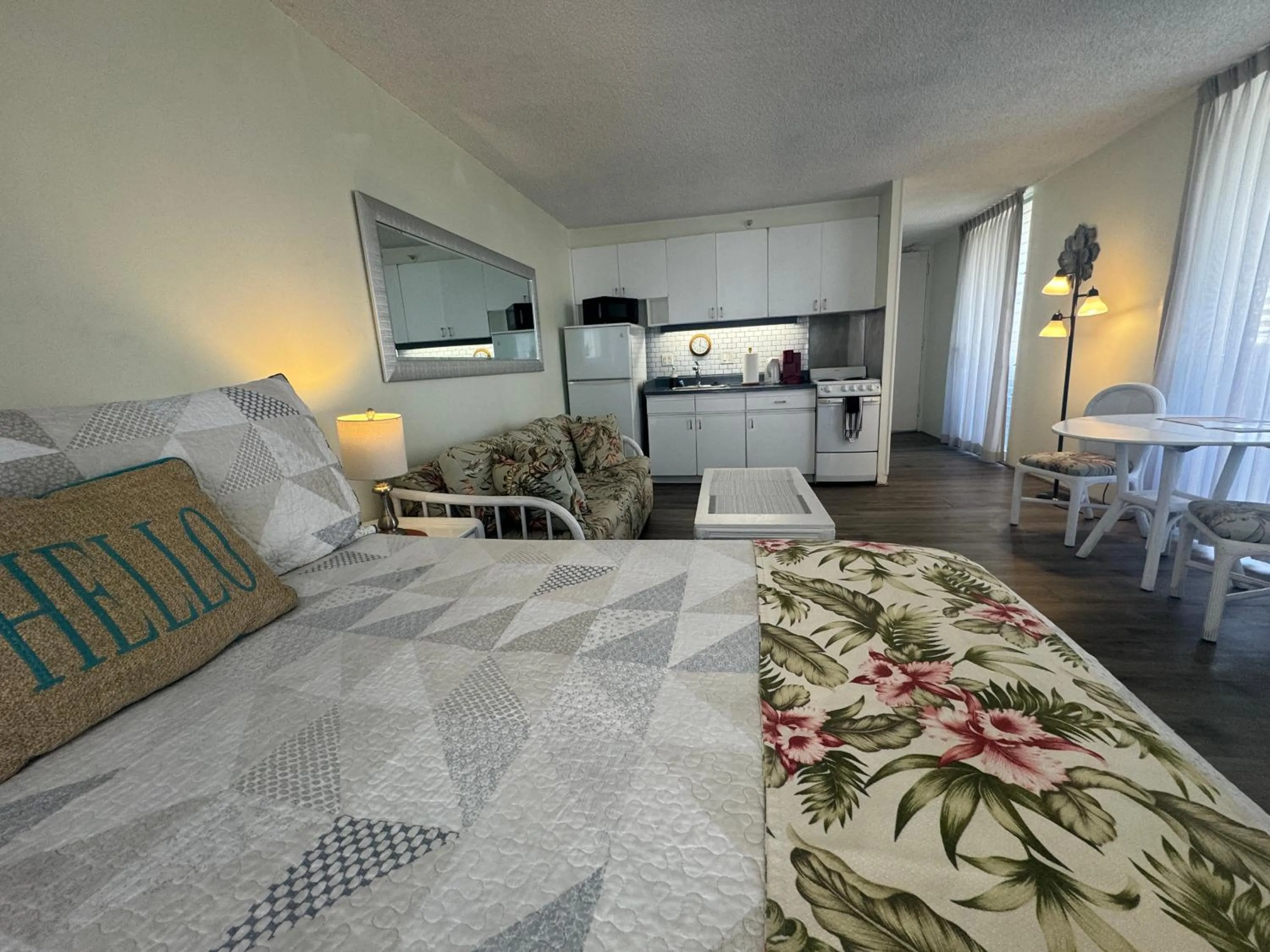 Tropical Studios at Marine Surf Waikiki - FREE PARKING - BEST LOCATION - FULL KITCHEN - SWIMMING POOL