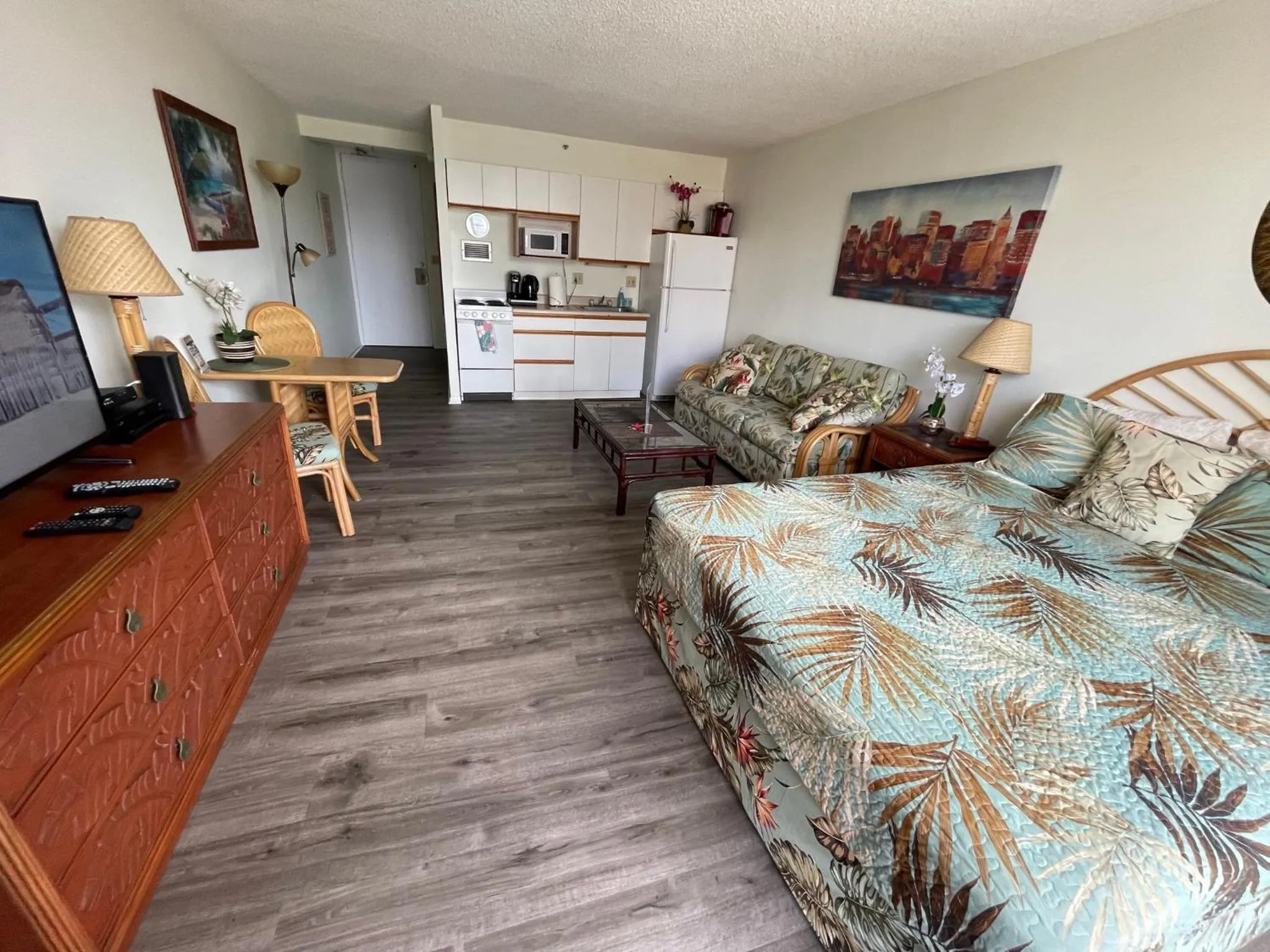 Tropical Studios at Marine Surf Waikiki - FREE PARKING - BEST LOCATION - FULL KITCHEN - SWIMMING POOL