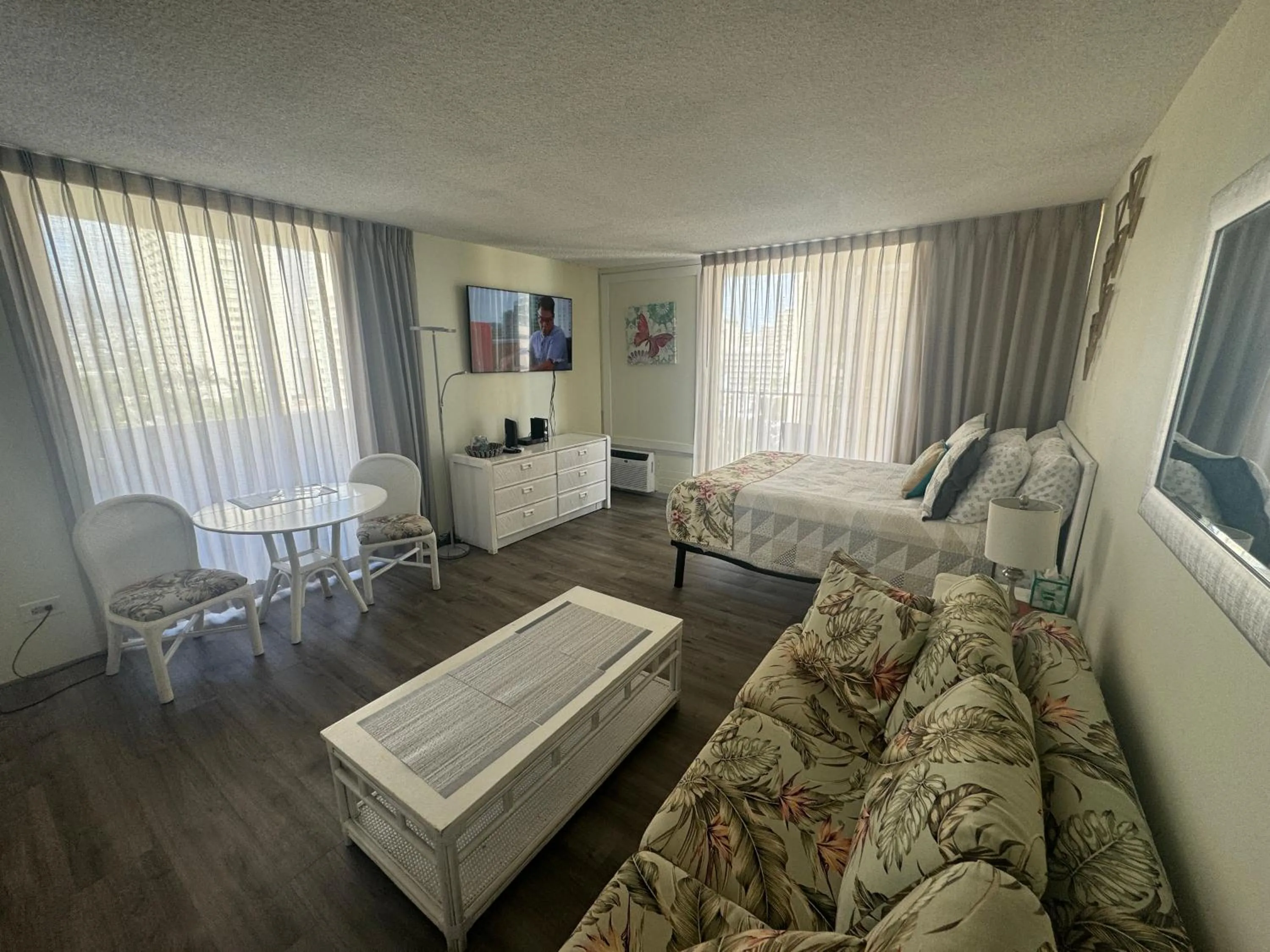 Tropical Studios at Marine Surf Waikiki - FREE PARKING - BEST LOCATION - FULL KITCHEN - SWIMMING POOL