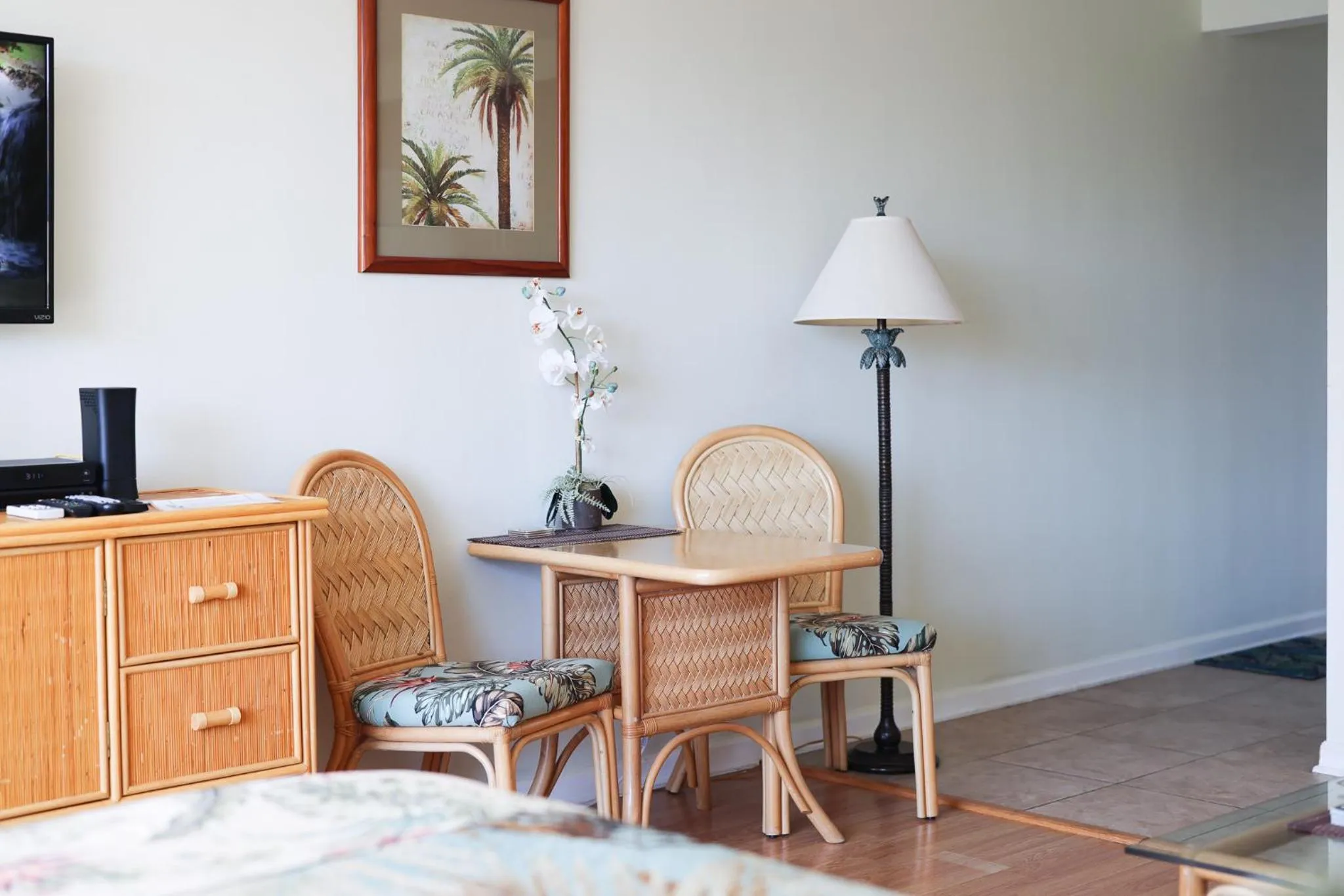 Tropical Studios at Marine Surf Waikiki - FREE PARKING - BEST LOCATION - FULL KITCHEN - SWIMMING POOL