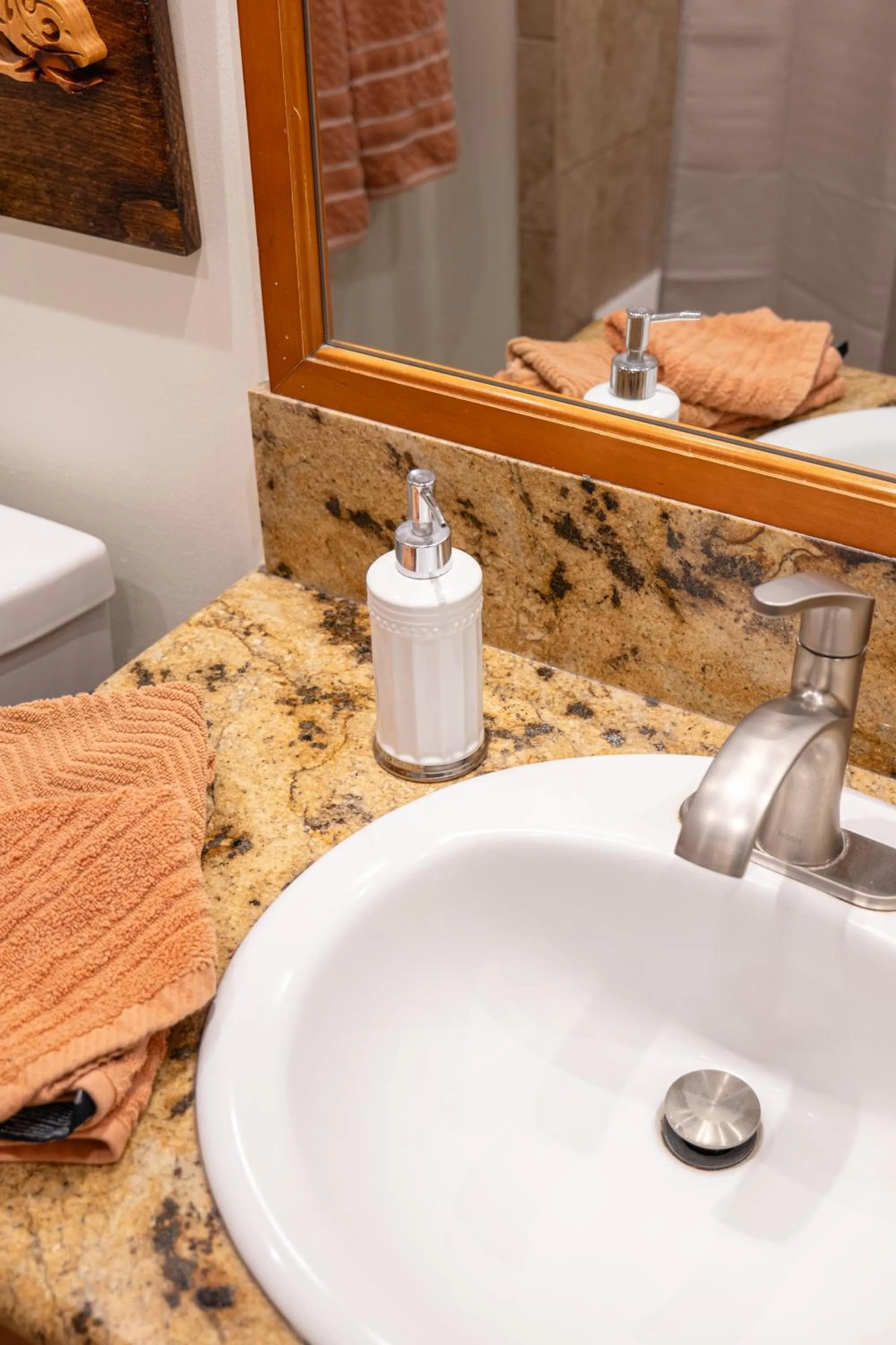 Tropical Studios at Marine Surf Waikiki - FREE PARKING - BEST LOCATION - FULL KITCHEN - SWIMMING POOL