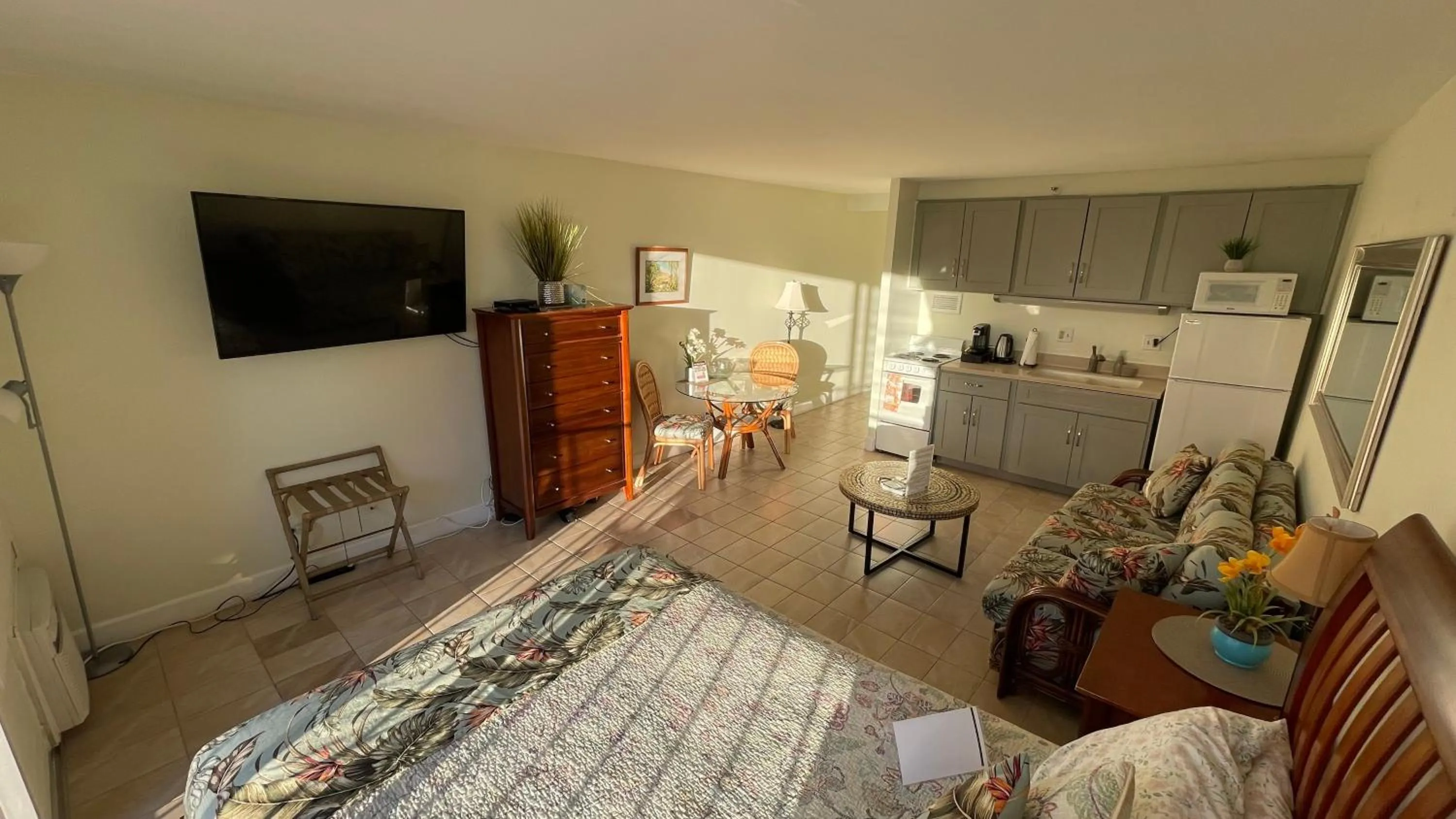 Tropical Studios at Marine Surf Waikiki - FREE PARKING - BEST LOCATION - FULL KITCHEN - SWIMMING POOL