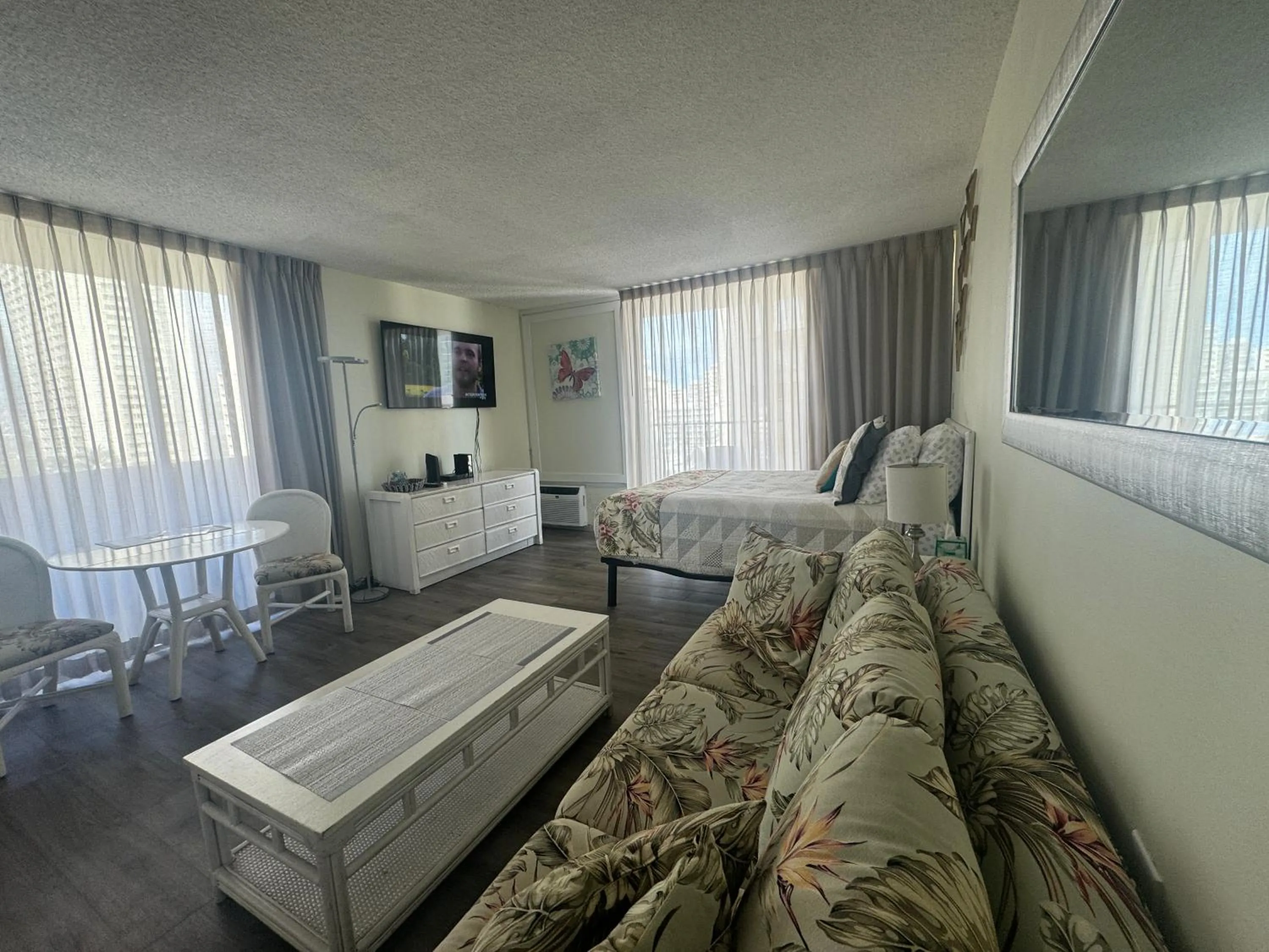 Tropical Studios at Marine Surf Waikiki - FREE PARKING - BEST LOCATION - FULL KITCHEN - SWIMMING POOL