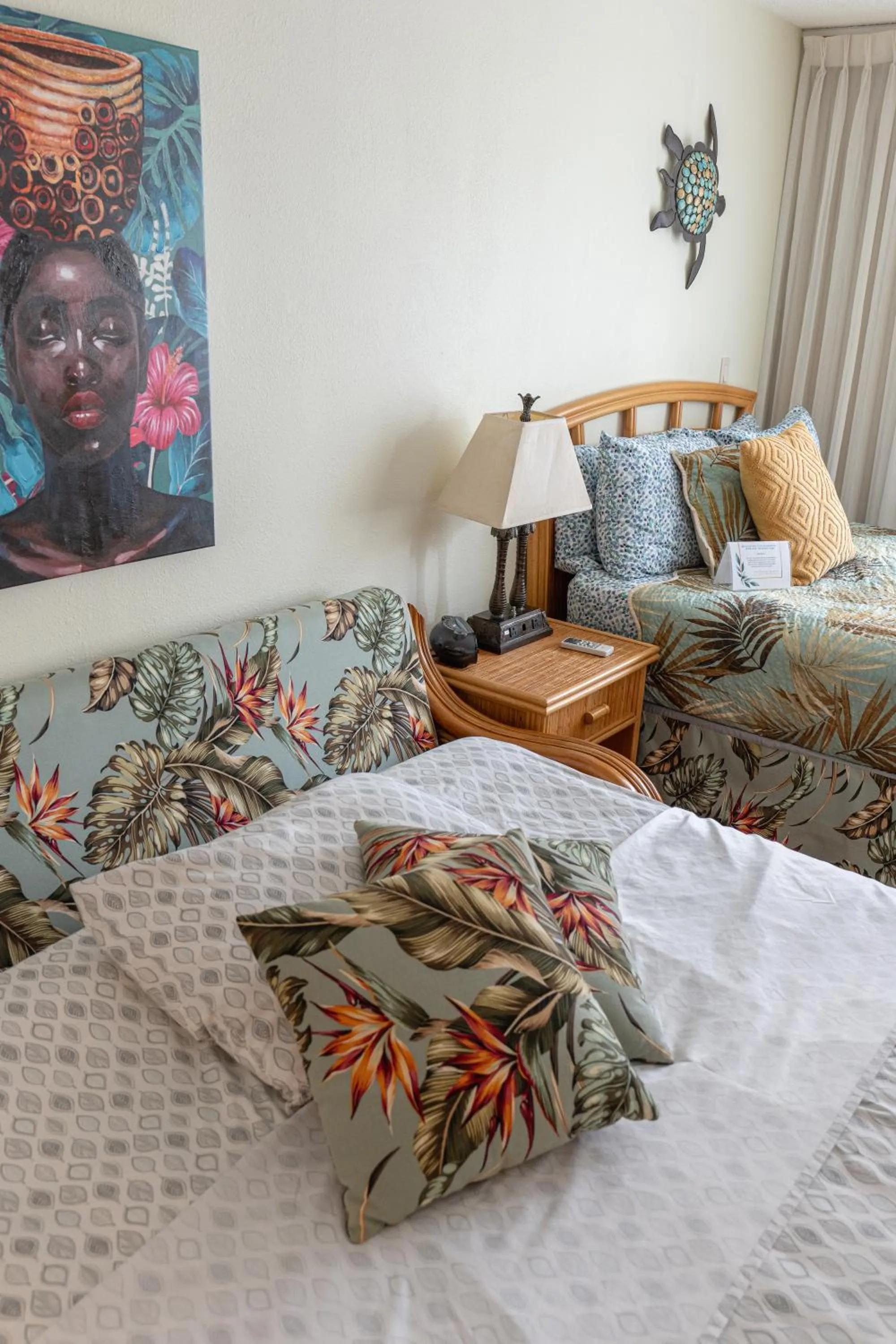 Tropical Studios at Marine Surf Waikiki - FREE PARKING - BEST LOCATION - FULL KITCHEN - SWIMMING POOL