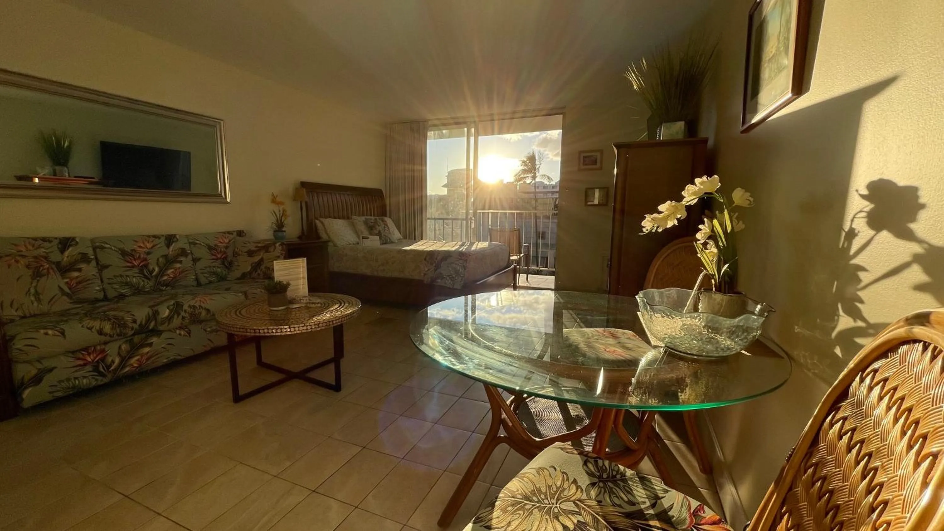 Tropical Studios at Marine Surf Waikiki - FREE PARKING - BEST LOCATION - FULL KITCHEN - SWIMMING POOL