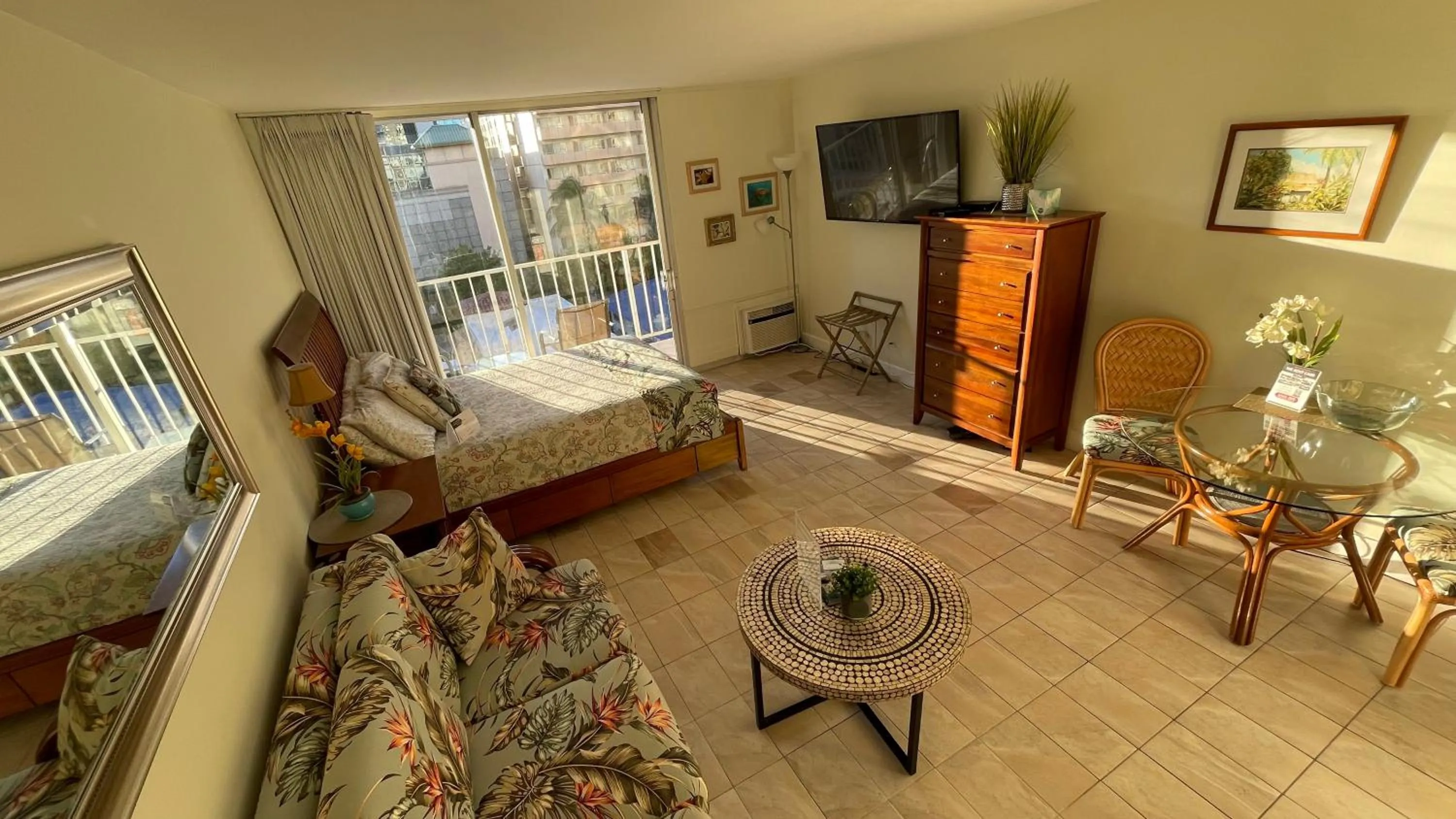 Tropical Studios at Marine Surf Waikiki - FREE PARKING - BEST LOCATION - FULL KITCHEN - SWIMMING POOL