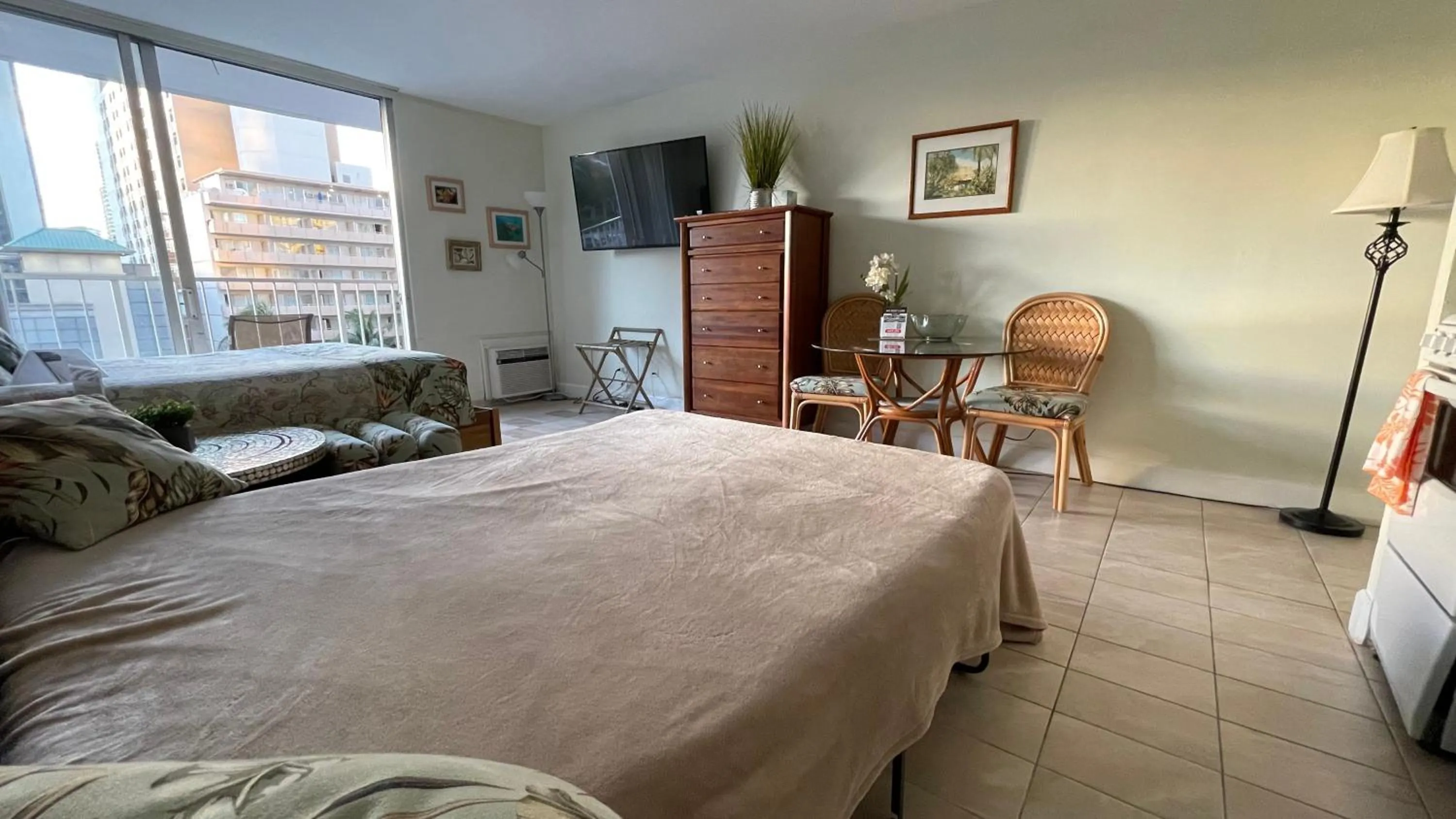 Tropical Studios at Marine Surf Waikiki - FREE PARKING - BEST LOCATION - FULL KITCHEN - SWIMMING POOL