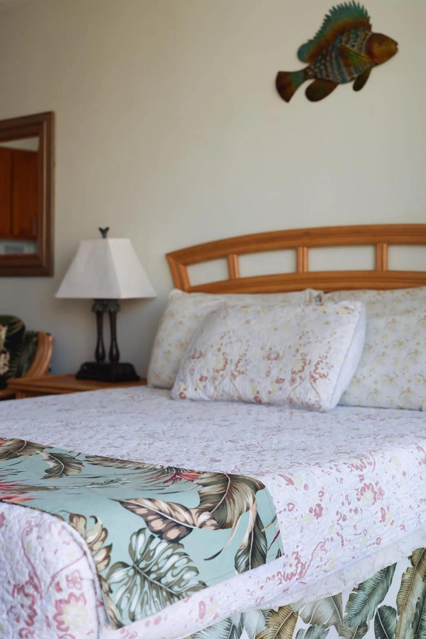 Tropical Studios at Marine Surf Waikiki - FREE PARKING - BEST LOCATION - FULL KITCHEN - SWIMMING POOL