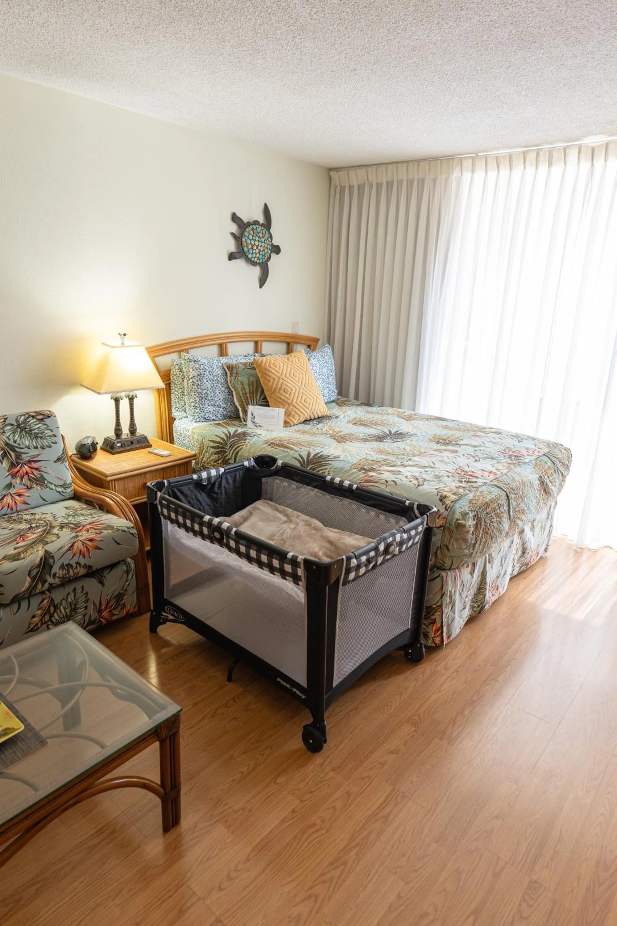 Tropical Studios at Marine Surf Waikiki - FREE PARKING - BEST LOCATION - FULL KITCHEN - SWIMMING POOL