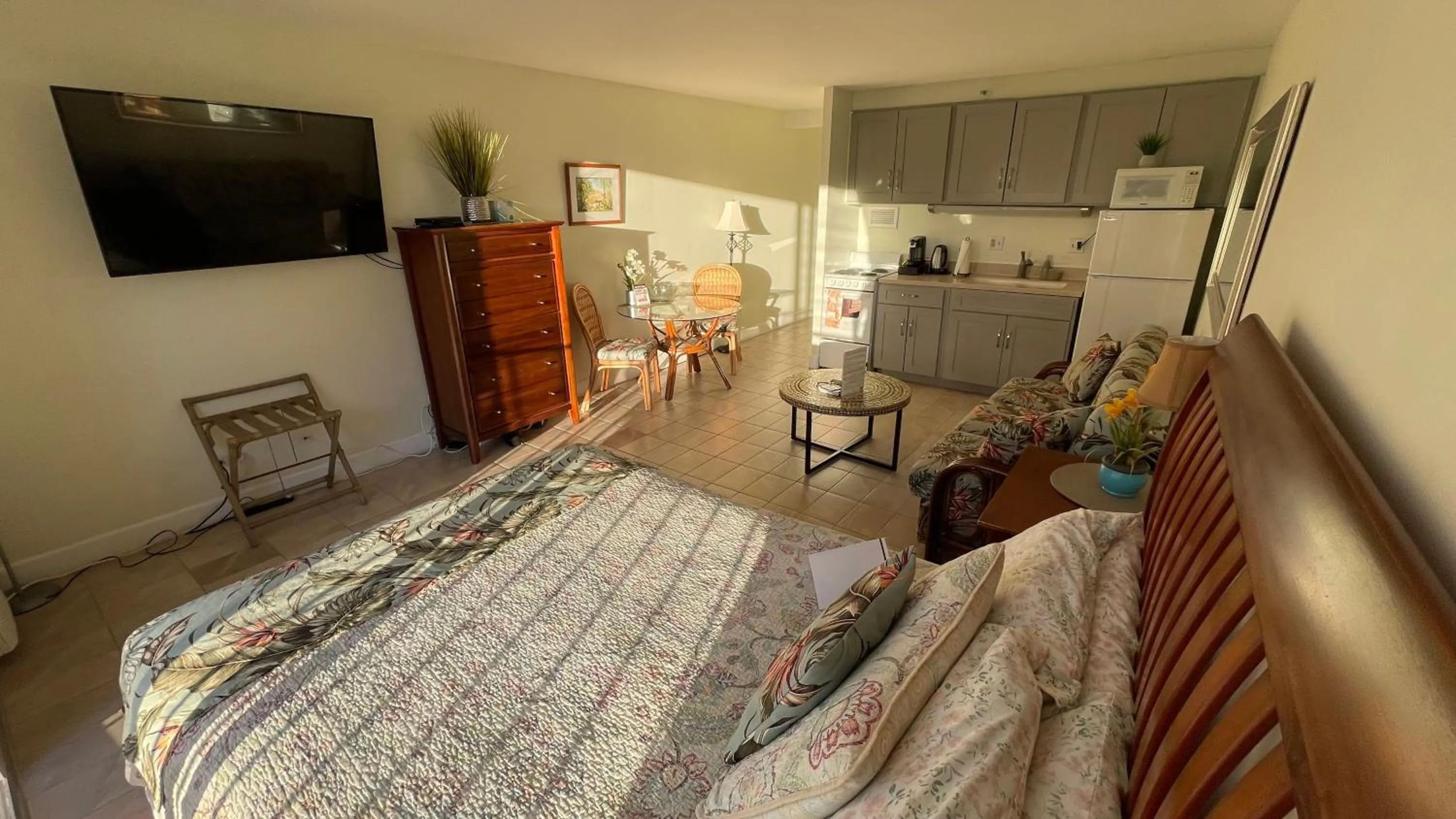 Tropical Studios at Marine Surf Waikiki - FREE PARKING - BEST LOCATION - FULL KITCHEN - SWIMMING POOL