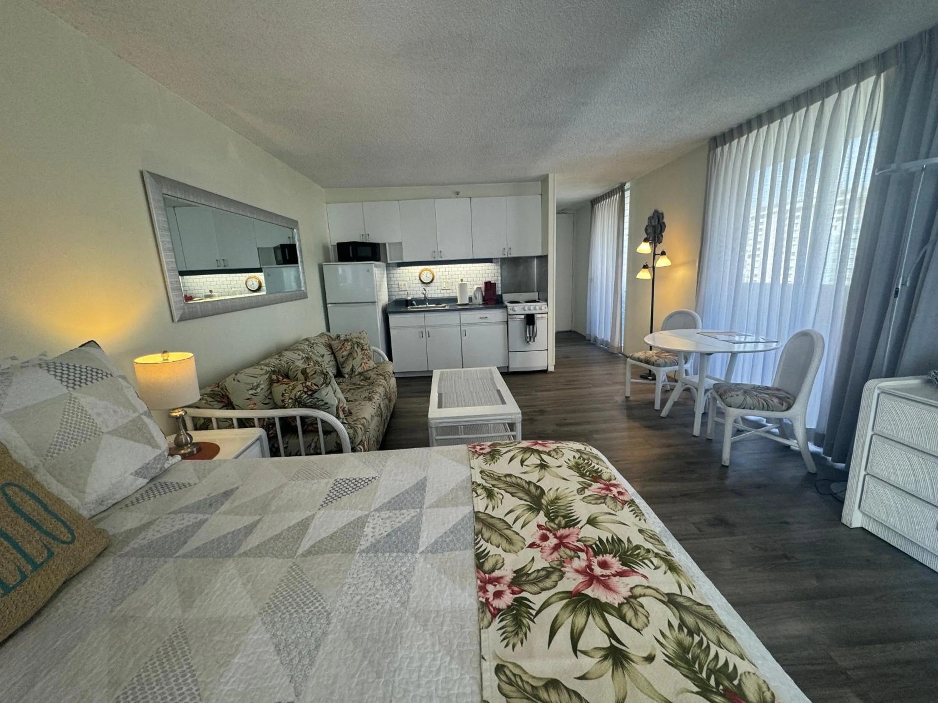Tropical Studios at Marine Surf Waikiki - FREE PARKING - BEST LOCATION - FULL KITCHEN - SWIMMING POOL