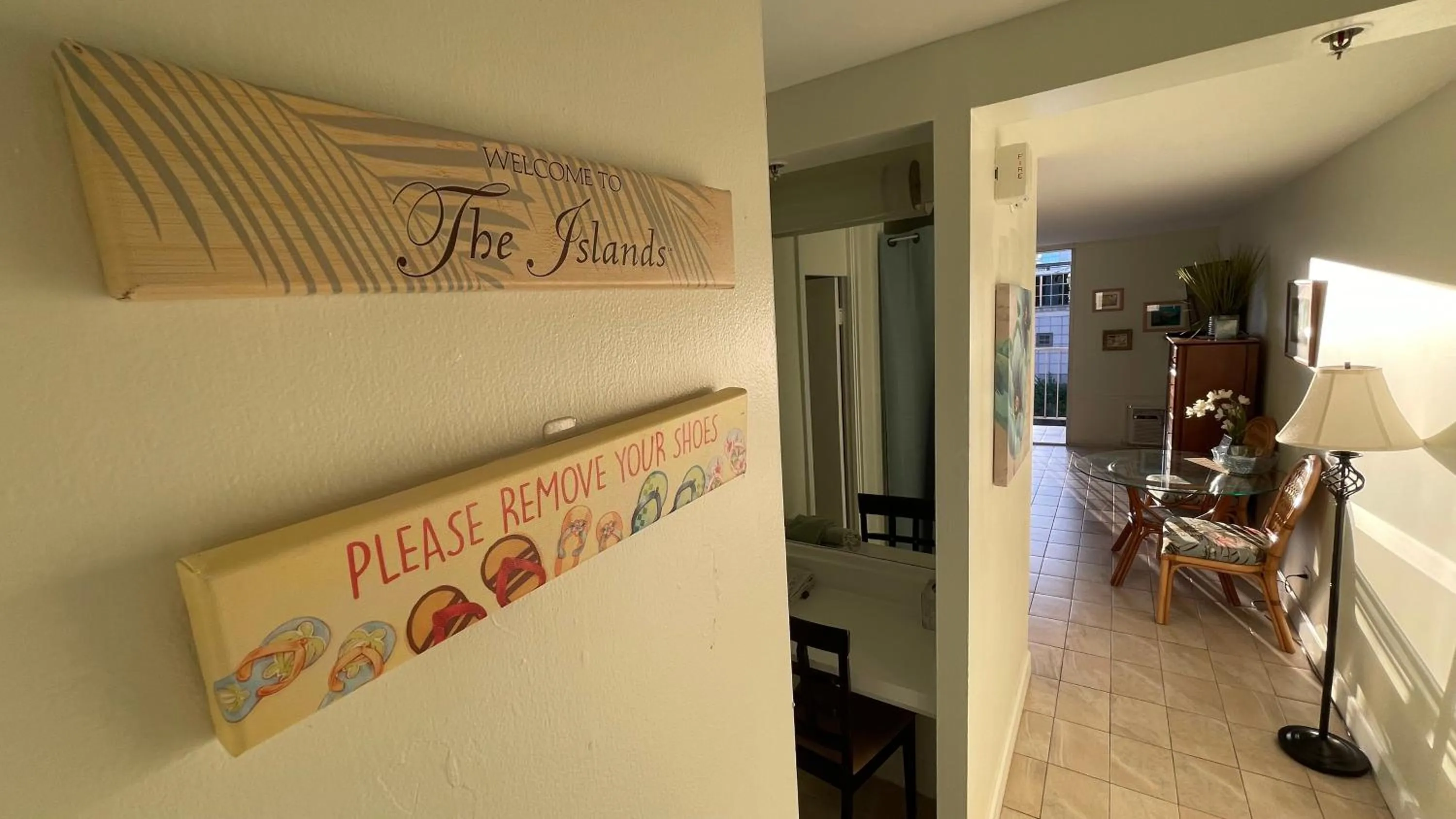 Tropical Studios at Marine Surf Waikiki - FREE PARKING - BEST LOCATION - FULL KITCHEN - SWIMMING POOL