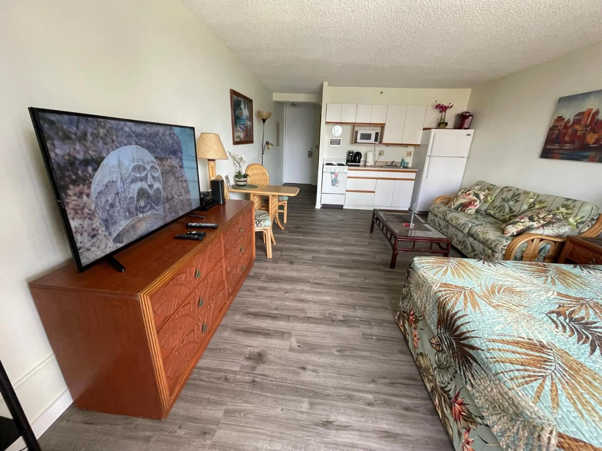 Tropical Studios at Marine Surf Waikiki - FREE PARKING - BEST LOCATION - FULL KITCHEN - SWIMMING POOL