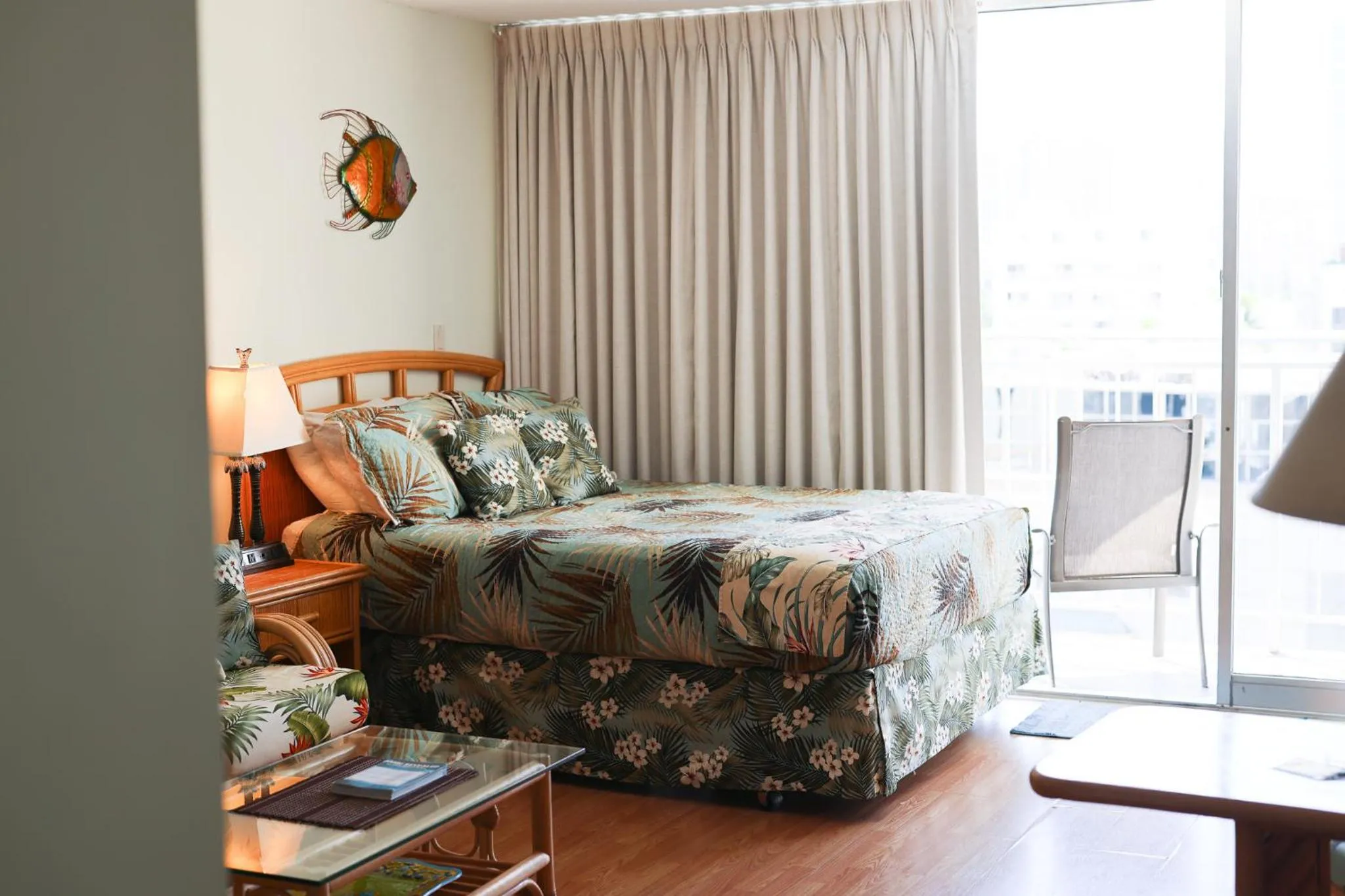 Tropical Studios at Marine Surf Waikiki - FREE PARKING - BEST LOCATION - FULL KITCHEN - SWIMMING POOL