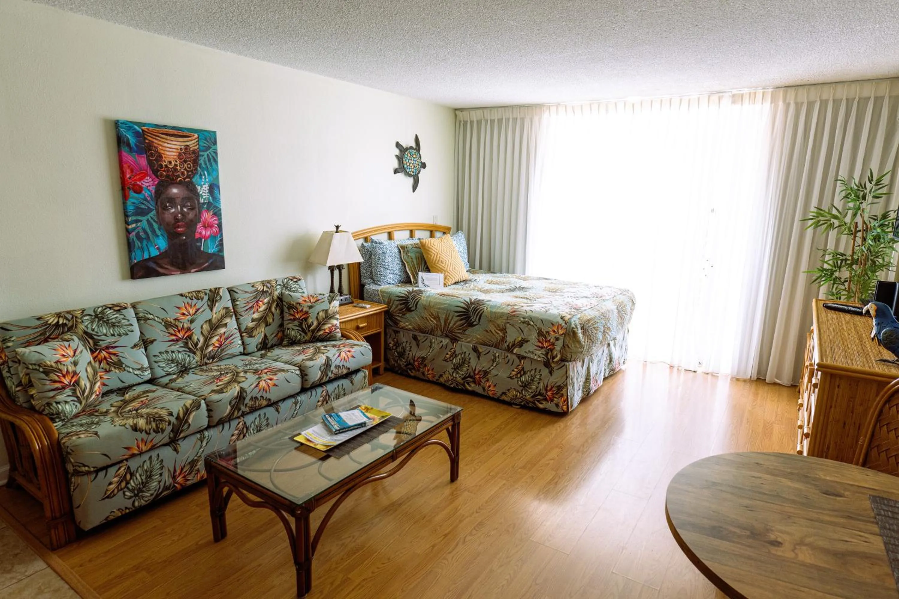 Tropical Studios at Marine Surf Waikiki - FREE PARKING - BEST LOCATION - FULL KITCHEN - SWIMMING POOL