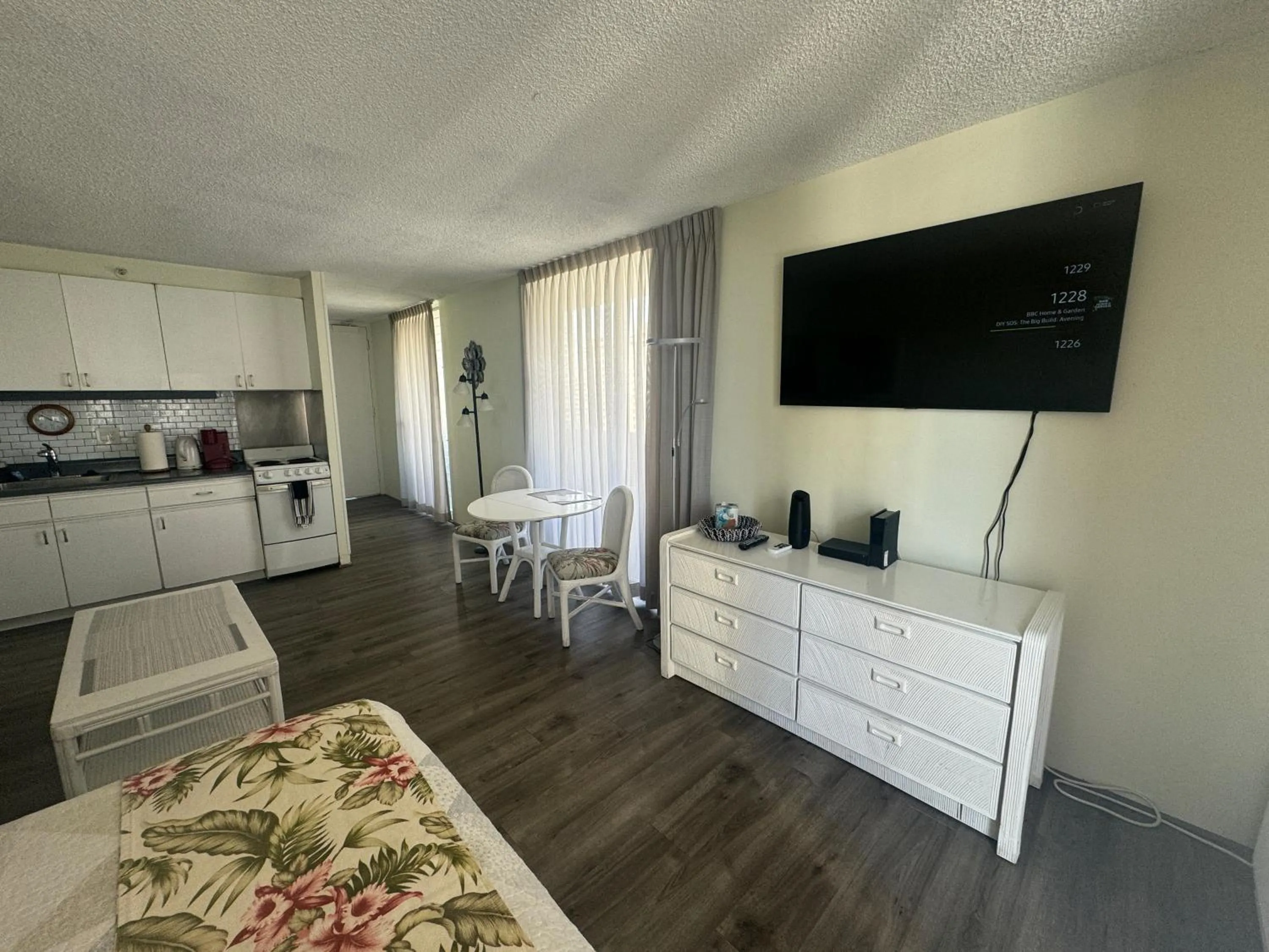 Tropical Studios at Marine Surf Waikiki - FREE PARKING - BEST LOCATION - FULL KITCHEN - SWIMMING POOL