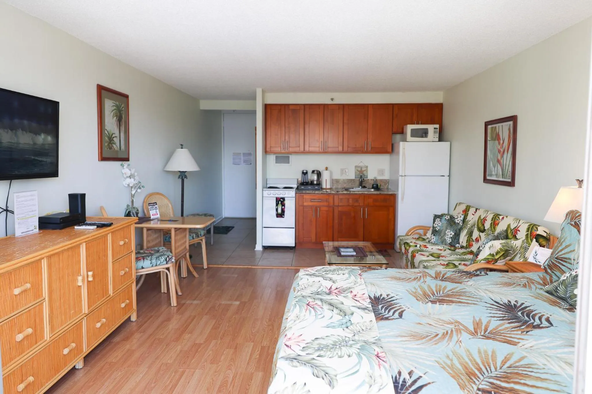 Tropical Studios at Marine Surf Waikiki - FREE PARKING - BEST LOCATION - FULL KITCHEN - SWIMMING POOL