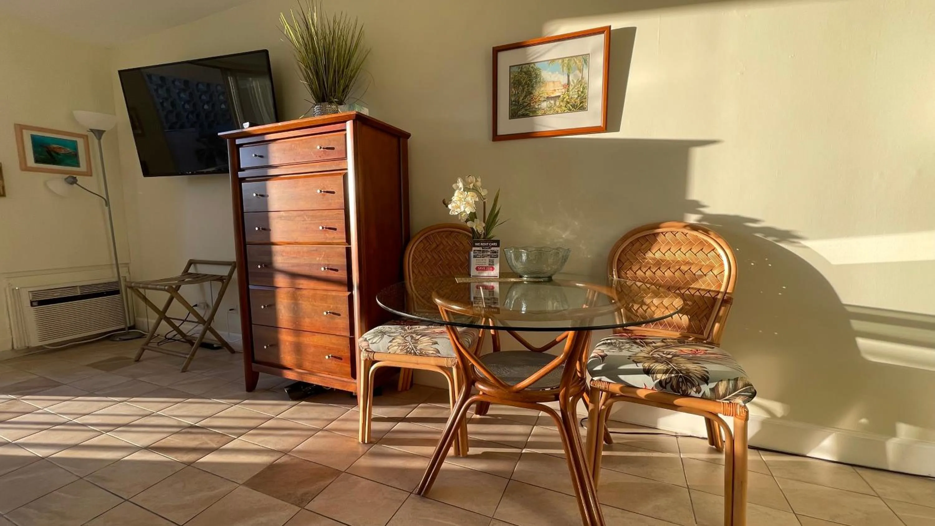 Tropical Studios at Marine Surf Waikiki - FREE PARKING - BEST LOCATION - FULL KITCHEN - SWIMMING POOL