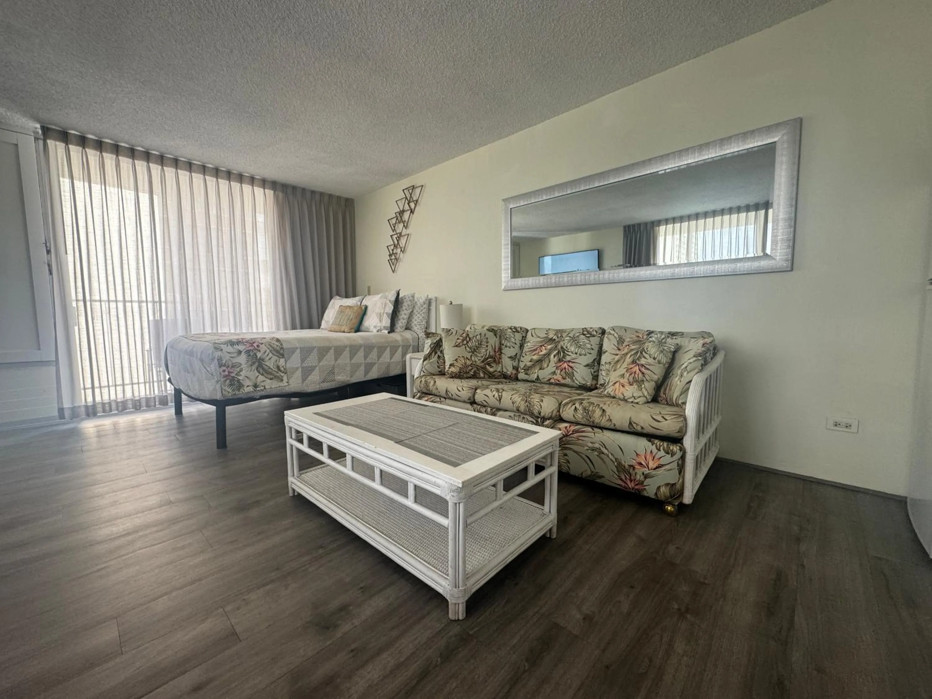 Tropical Studios at Marine Surf Waikiki - FREE PARKING - BEST LOCATION - FULL KITCHEN - SWIMMING POOL